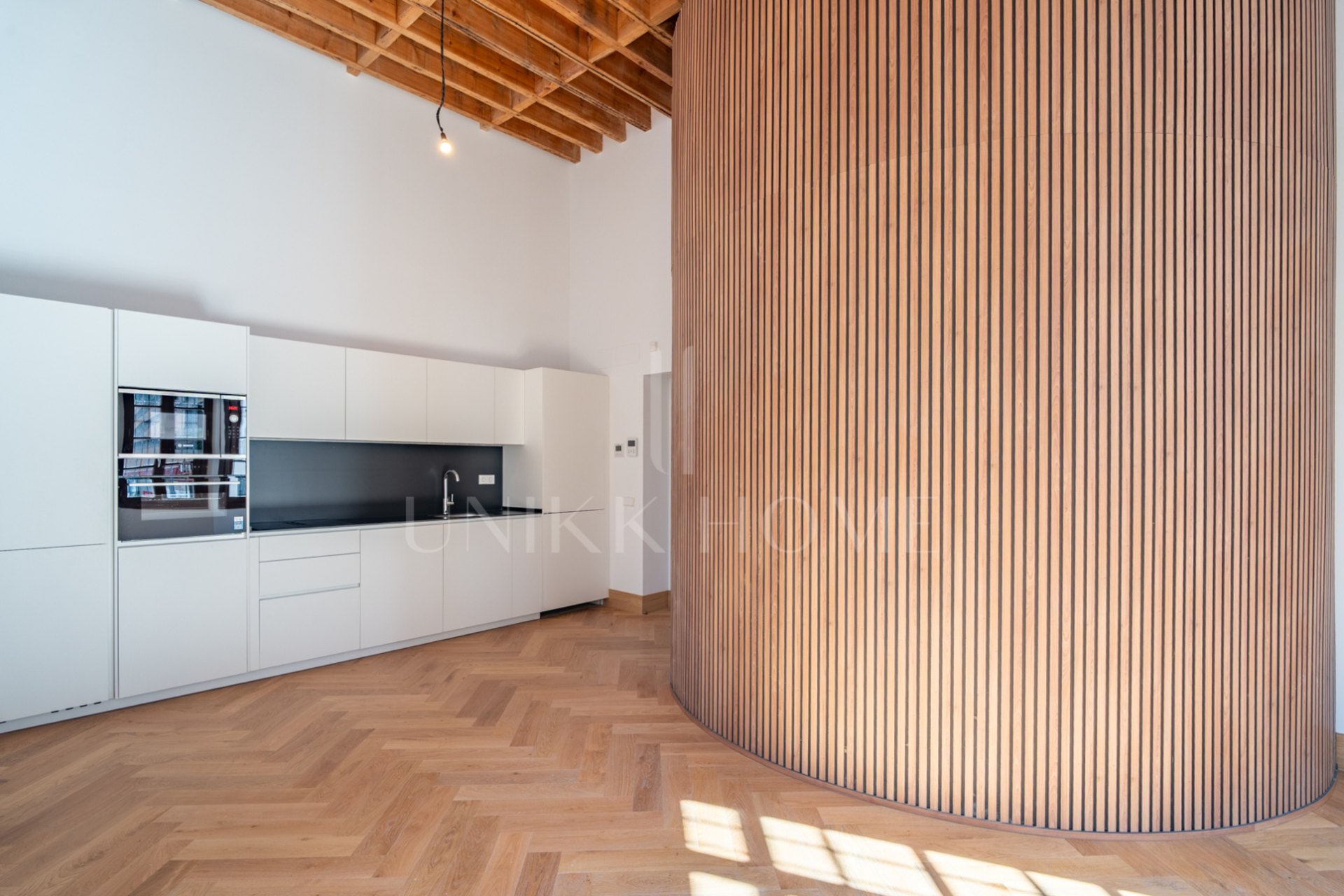 Presentamos un exclusivo apartamento de un dormitorio, un baño y un aseo, situado en una de las promociones más distinguidas de Málaga.