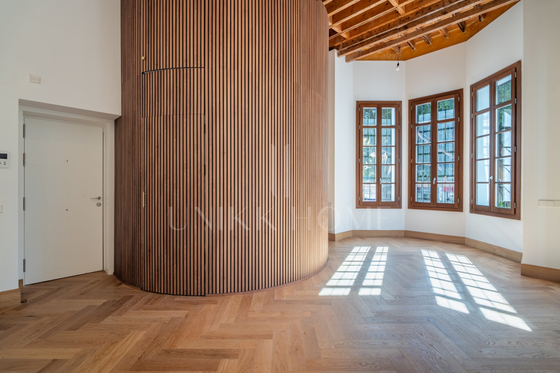 Presentamos un exclusivo apartamento de un dormitorio, un baño y un aseo, situado en una de las promociones más distinguidas de Málaga.