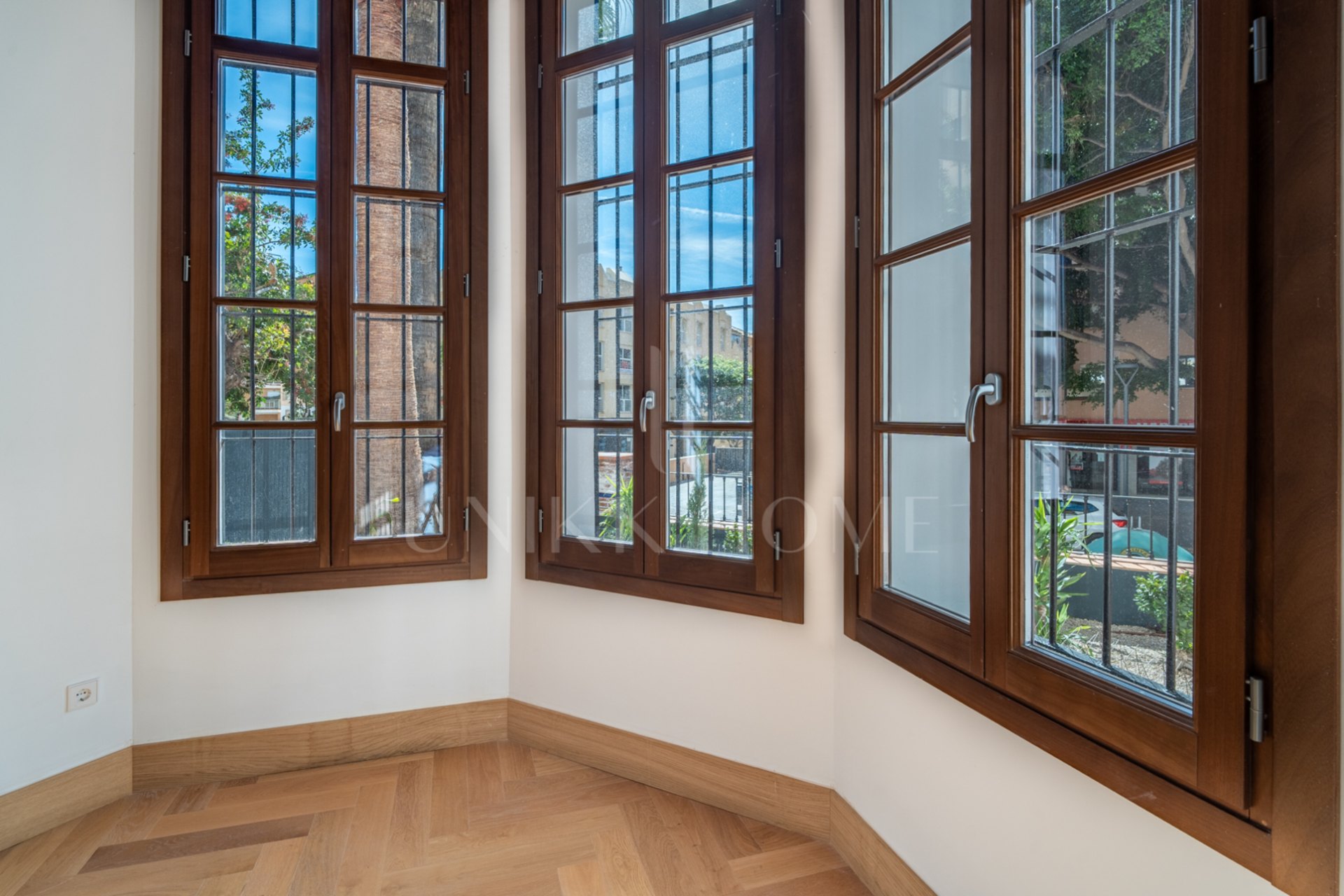 Presentamos un exclusivo apartamento de dos dormitorios y dos baños situado en una de las promociones más distinguidas de Málaga.