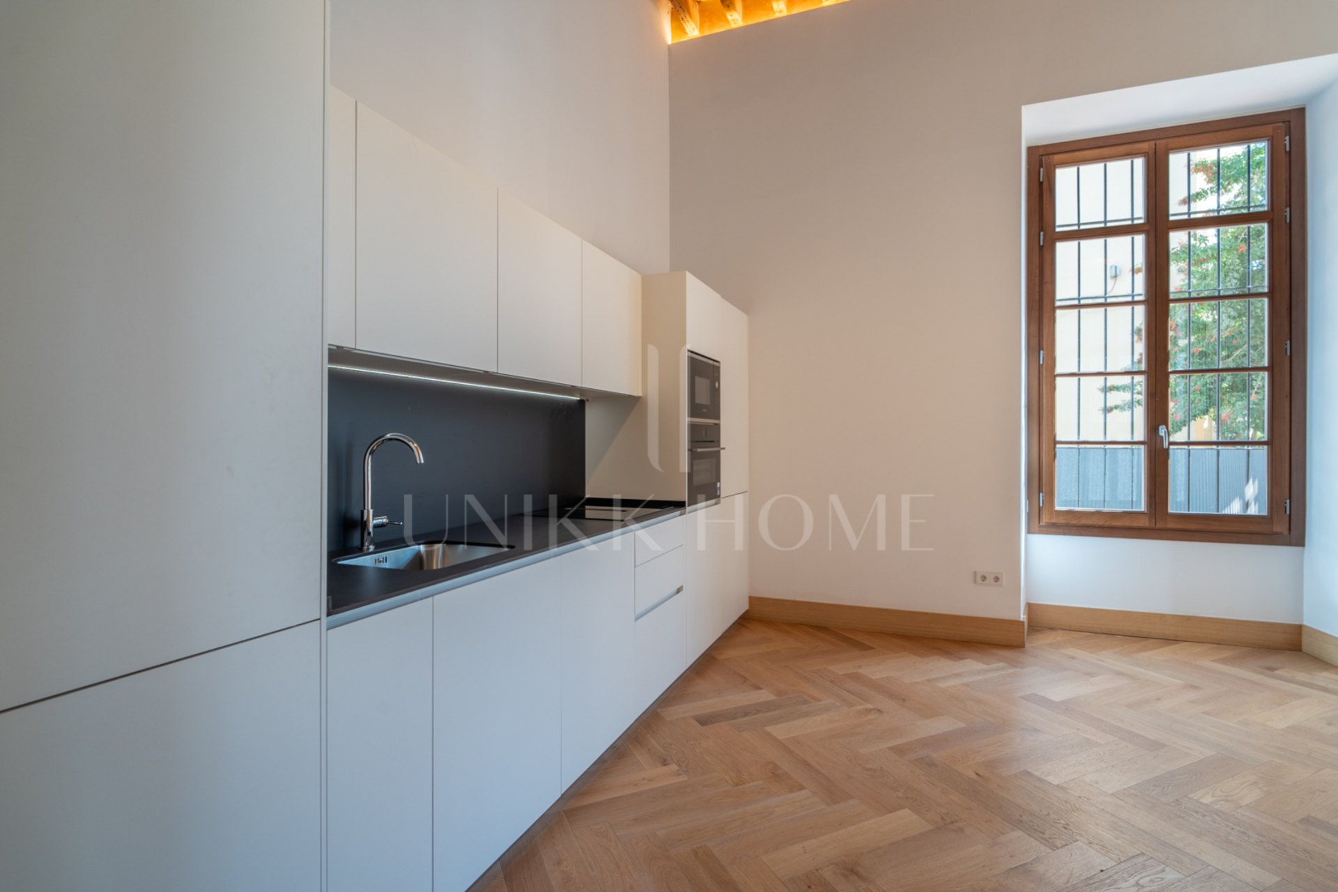 Presentamos un exclusivo apartamento de dos dormitorios y dos baños situado en una de las promociones más distinguidas de Málaga.