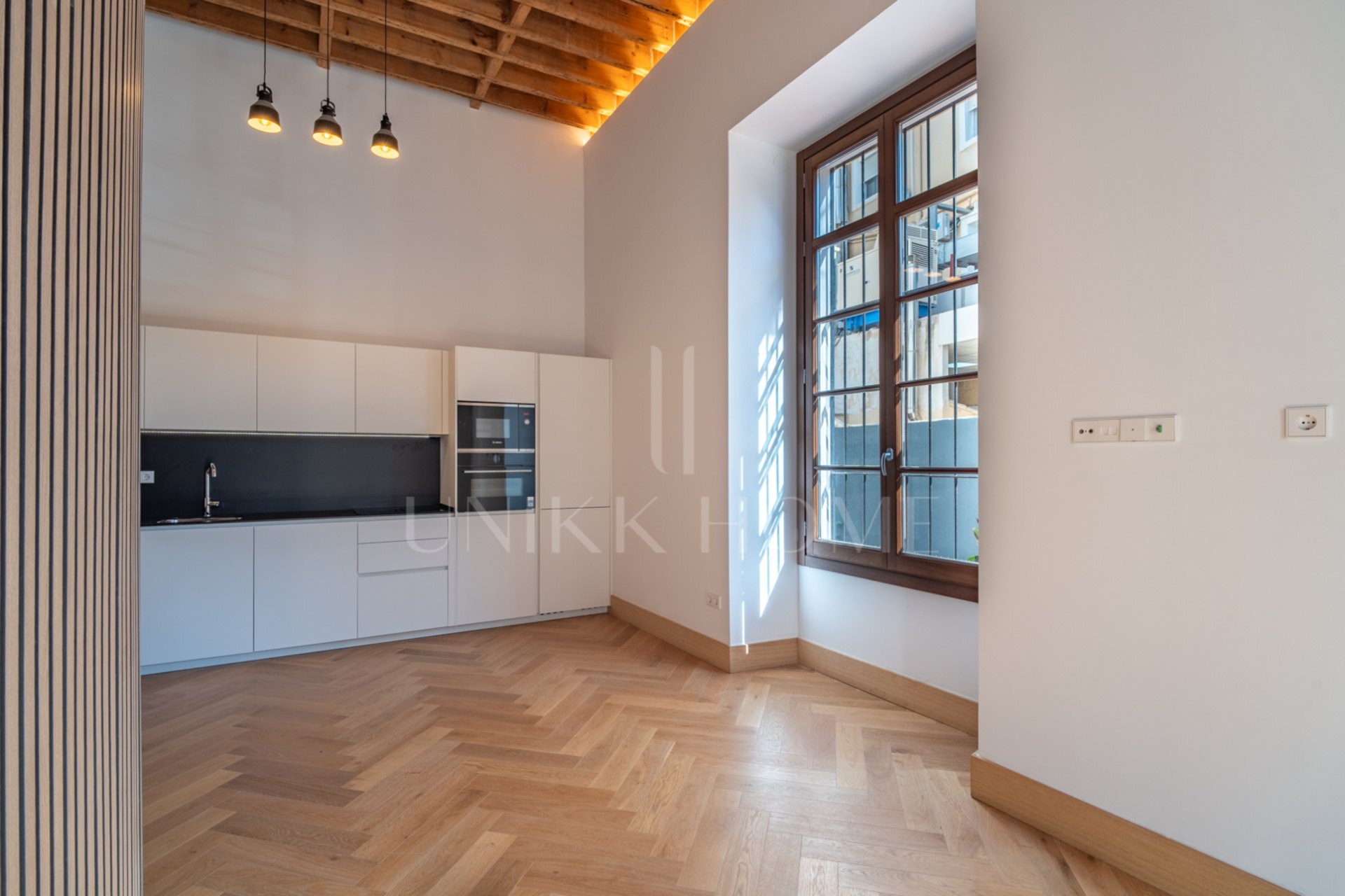 Presentamos un exclusivo apartamento de dos dormitorios y dos baños situado en una de las promociones más distinguidas de Málaga.