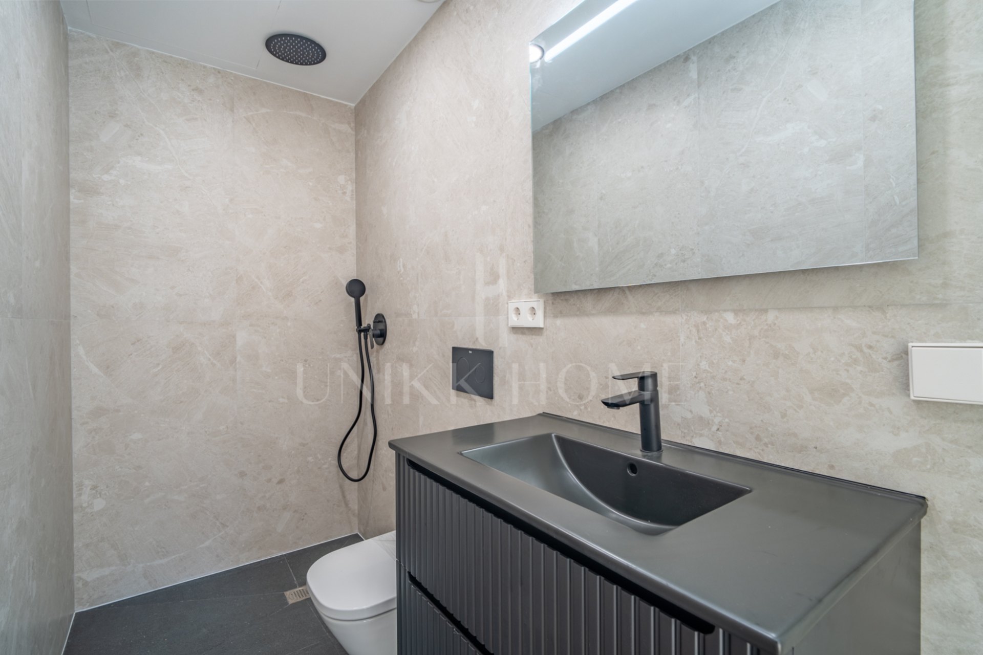 Presentamos un exclusivo apartamento tipo estudio con un baño completo, situado en una de las promociones más distinguidas de Málaga.