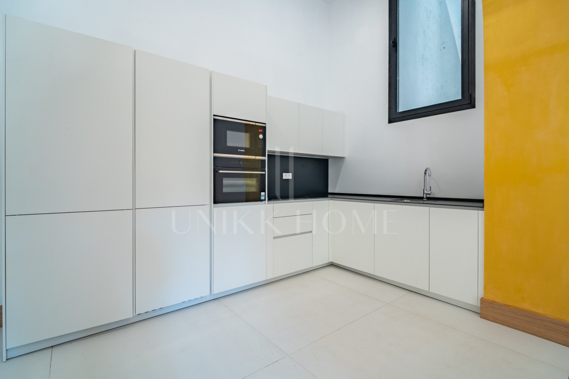 Presentamos un exclusivo apartamento tipo estudio con un baño completo, situado en una de las promociones más distinguidas de Málaga.