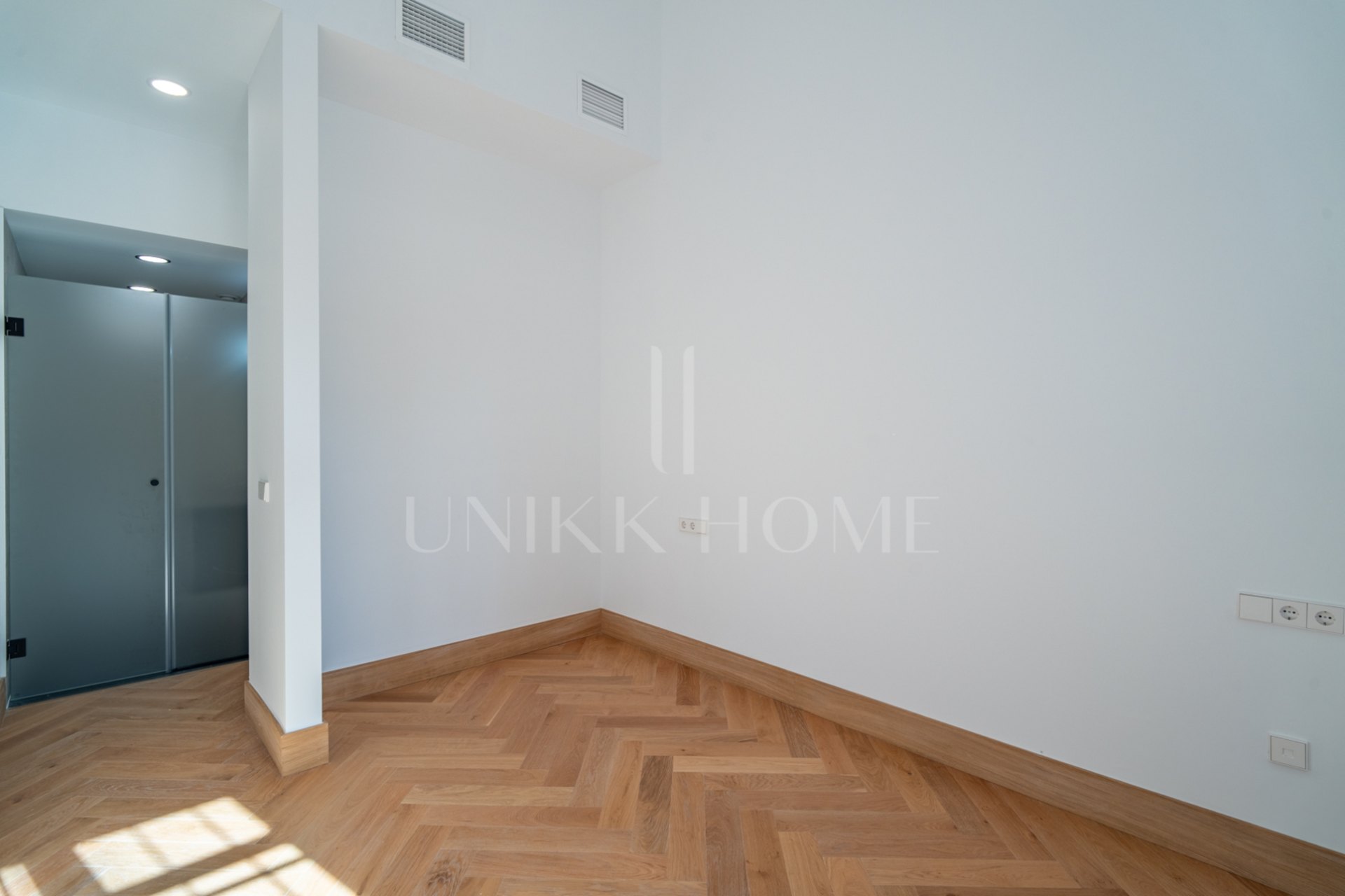 Presentamos un exclusivo apartamento tipo estudio con un baño completo, situado en una de las promociones más distinguidas de Málaga.