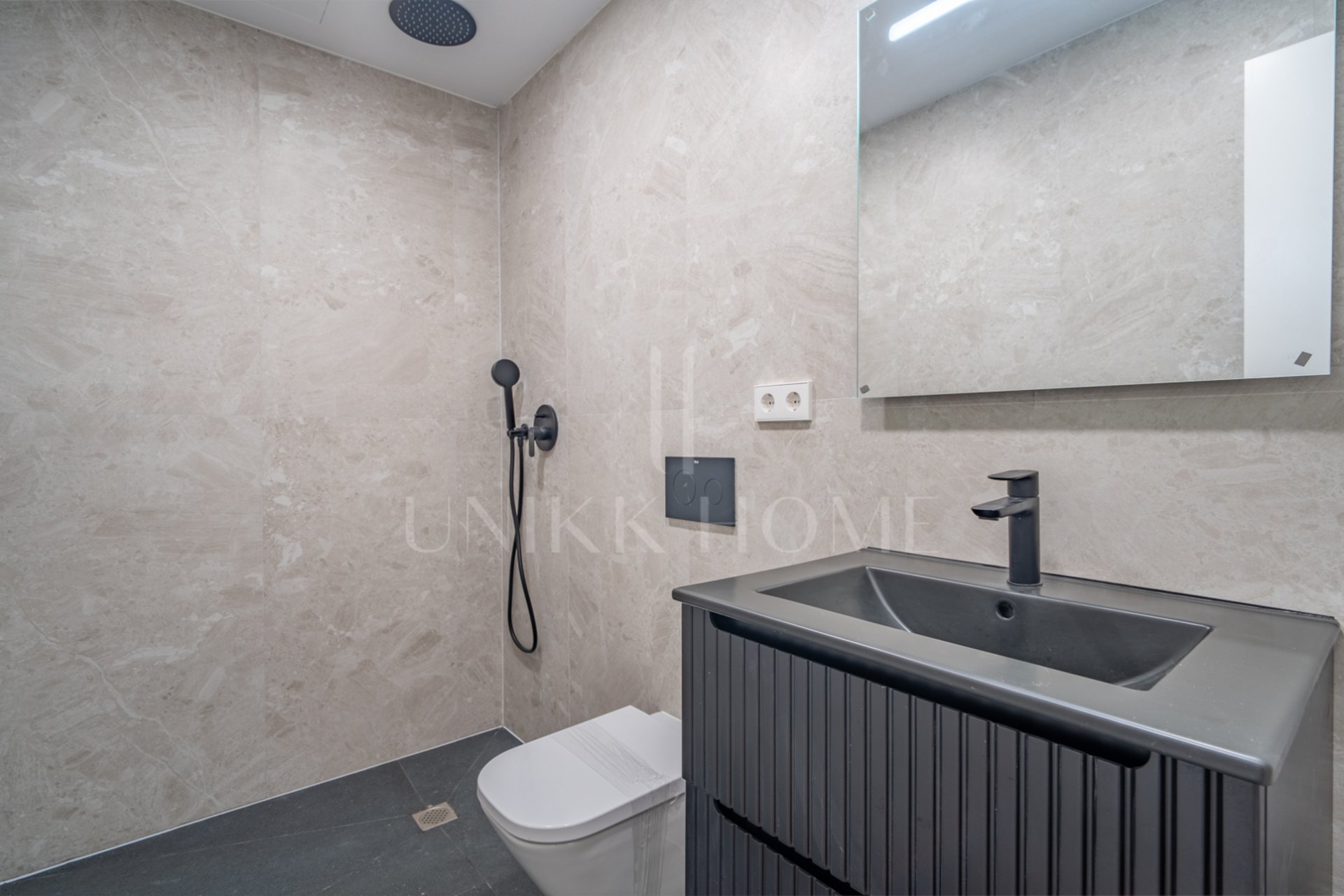 Presentamos un exclusivo apartamento tipo estudio con un baño completo, situado en una de las promociones más distinguidas de Málaga.