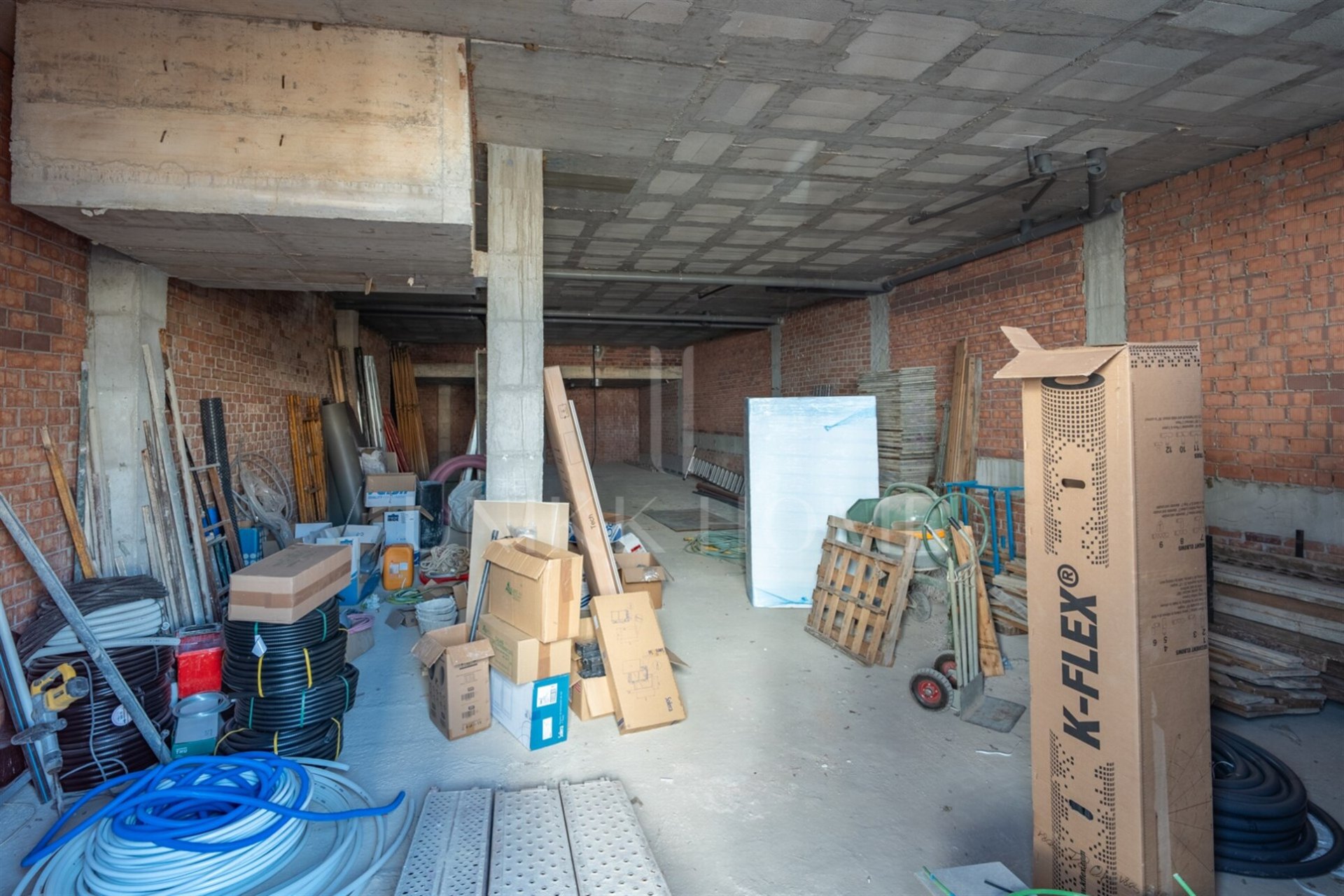 Commercial premises in Estación de Cártama with an area of 228 m2. The space is totally diaphanous and is rough, allowing it to be adapted and tailored according to the needs of any kind of business.