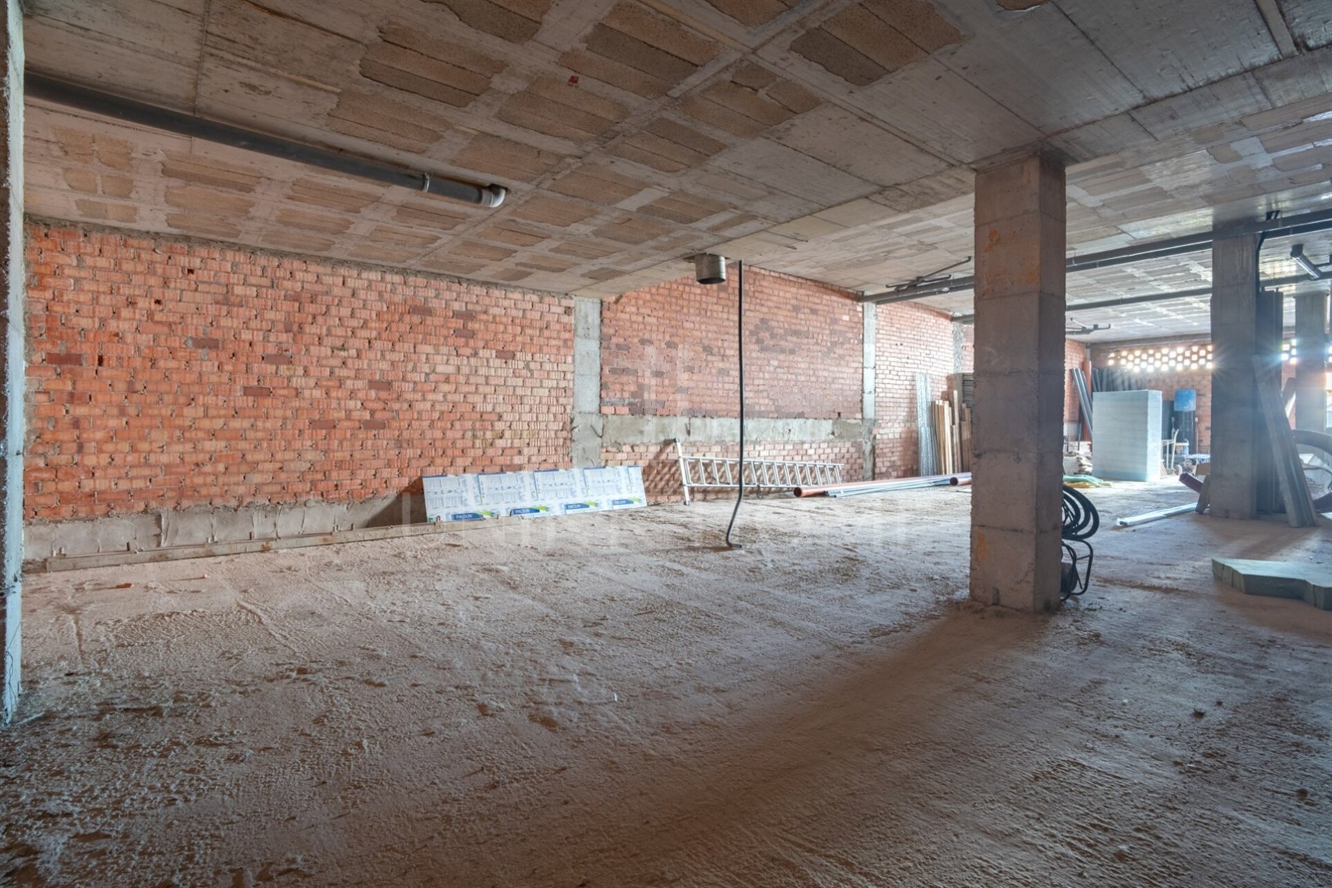 Commercial premises in Estación de Cártama with an area of 228 m2. The space is totally diaphanous and is rough, allowing it to be adapted and tailored according to the needs of any kind of business.