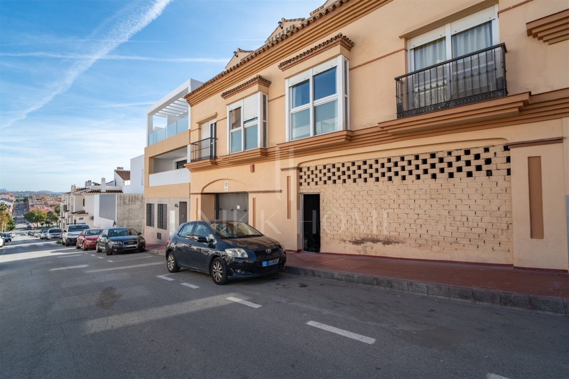 Commercial premises in Estación de Cártama with an area of 228 m2. The space is totally diaphanous and is rough, allowing it to be adapted and tailored according to the needs of any kind of business.