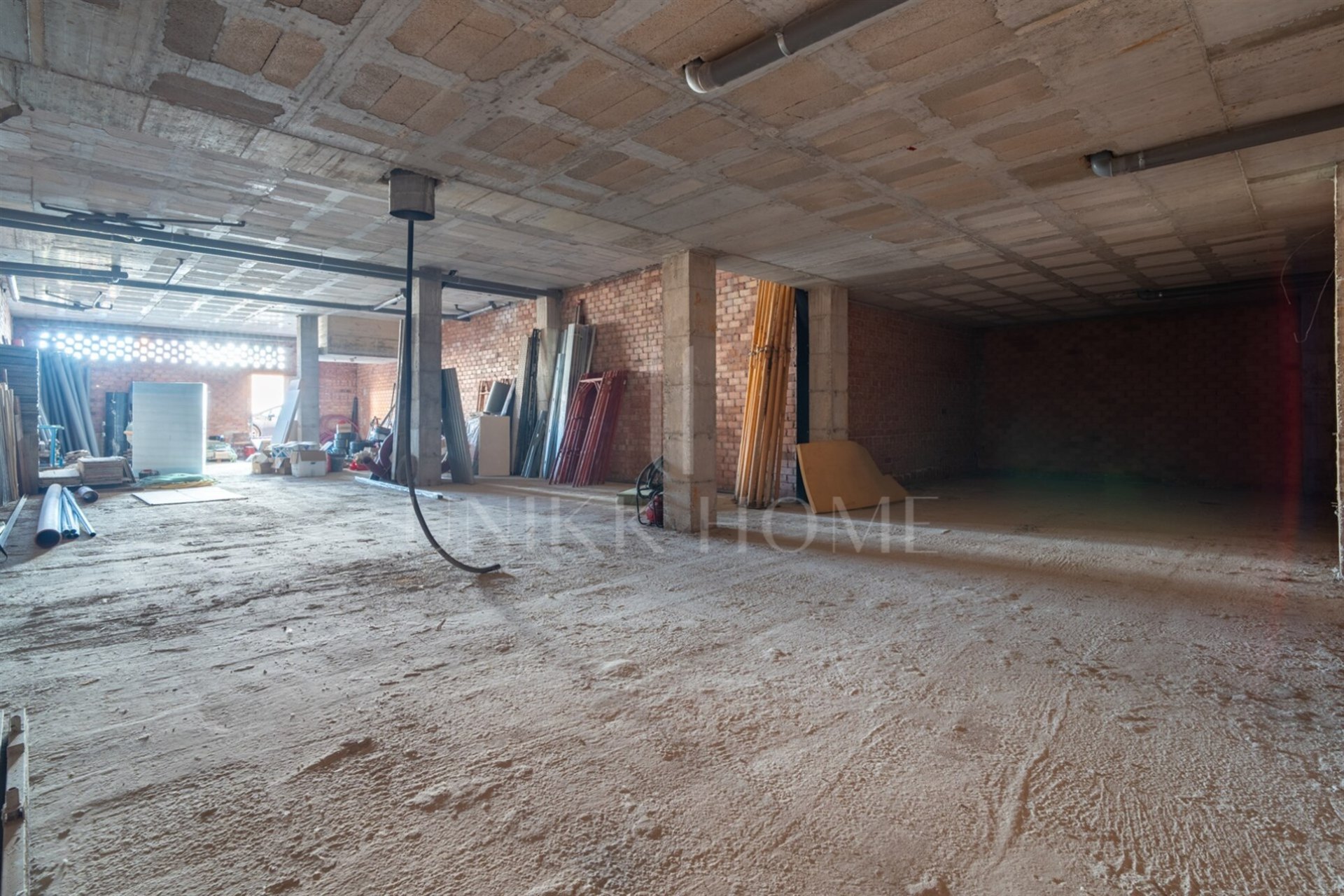 Commercial premises in Estación de Cártama with an area of 228 m2. The space is totally diaphanous and is rough, allowing it to be adapted and tailored according to the needs of any kind of business.