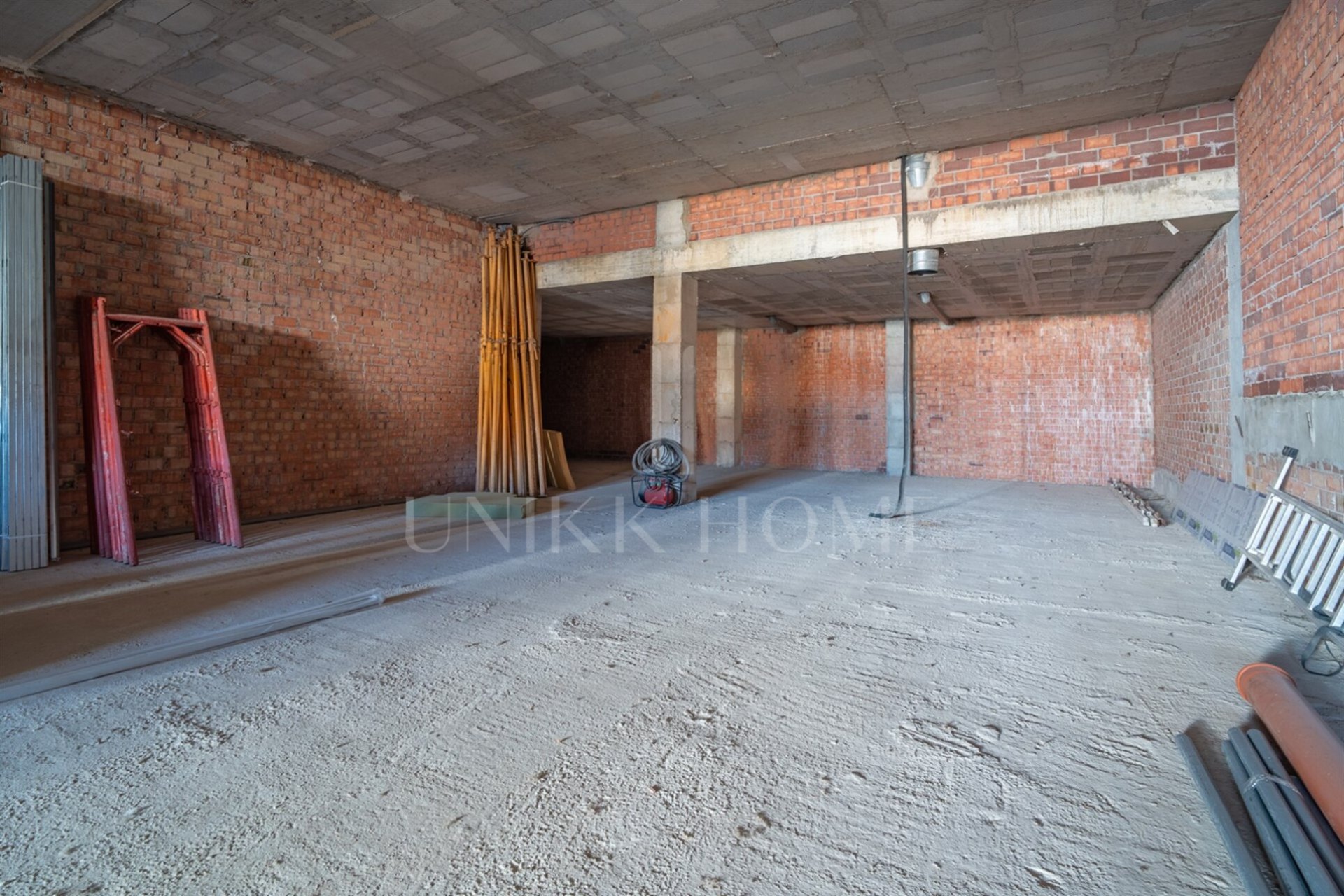 Commercial premises in Estación de Cártama with an area of 228 m2. The space is totally diaphanous and is rough, allowing it to be adapted and tailored according to the needs of any kind of business.