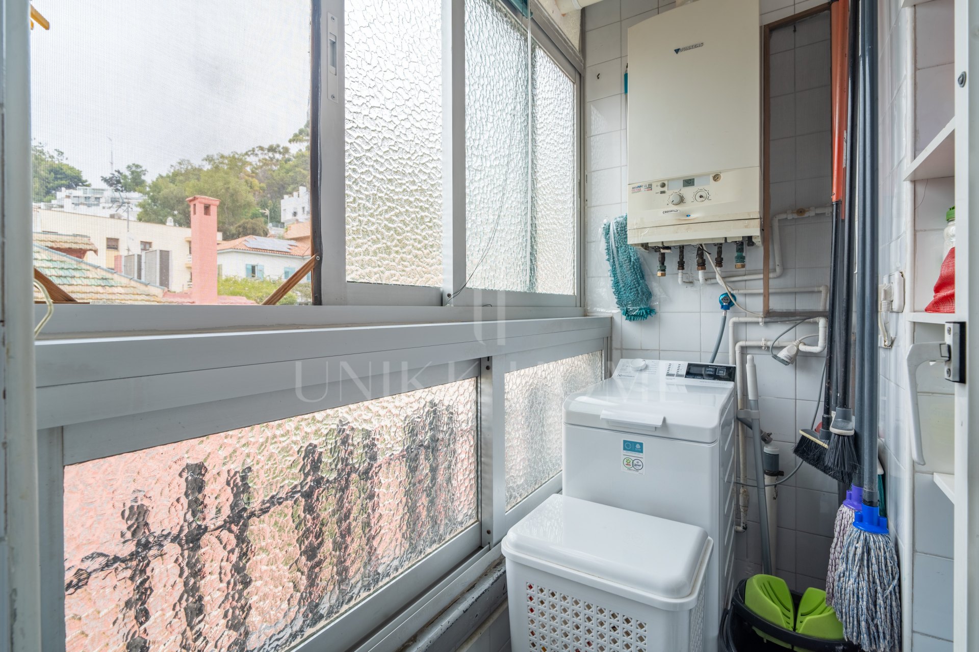 Spacious and bright 4-bedroom home on Paseo Miramar, El Limonar, with private parking and a lift