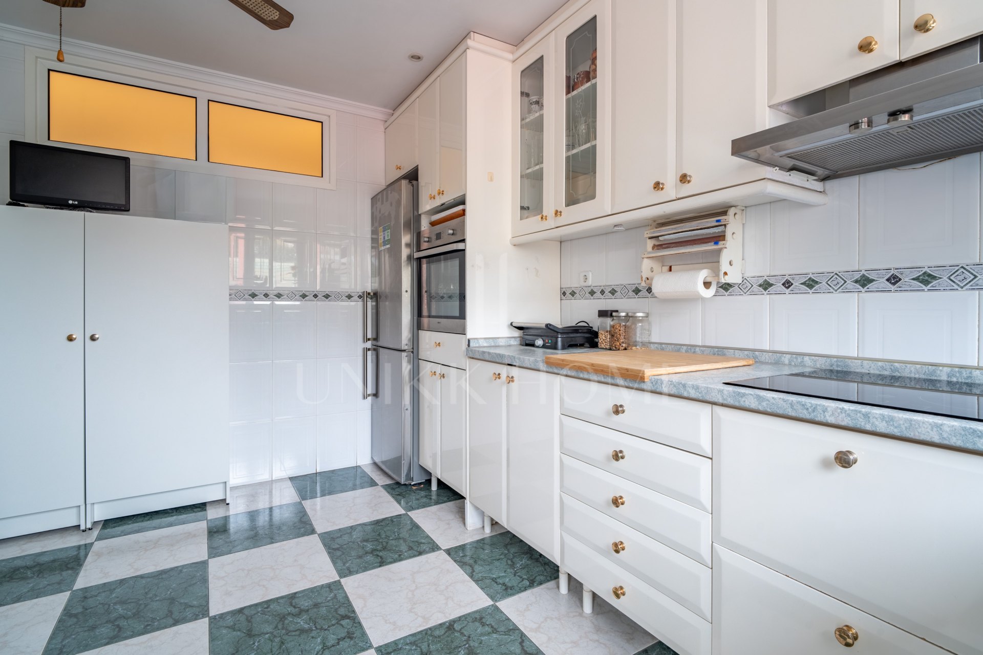 Spacious and bright 4-bedroom home on Paseo Miramar, El Limonar, with private parking and a lift