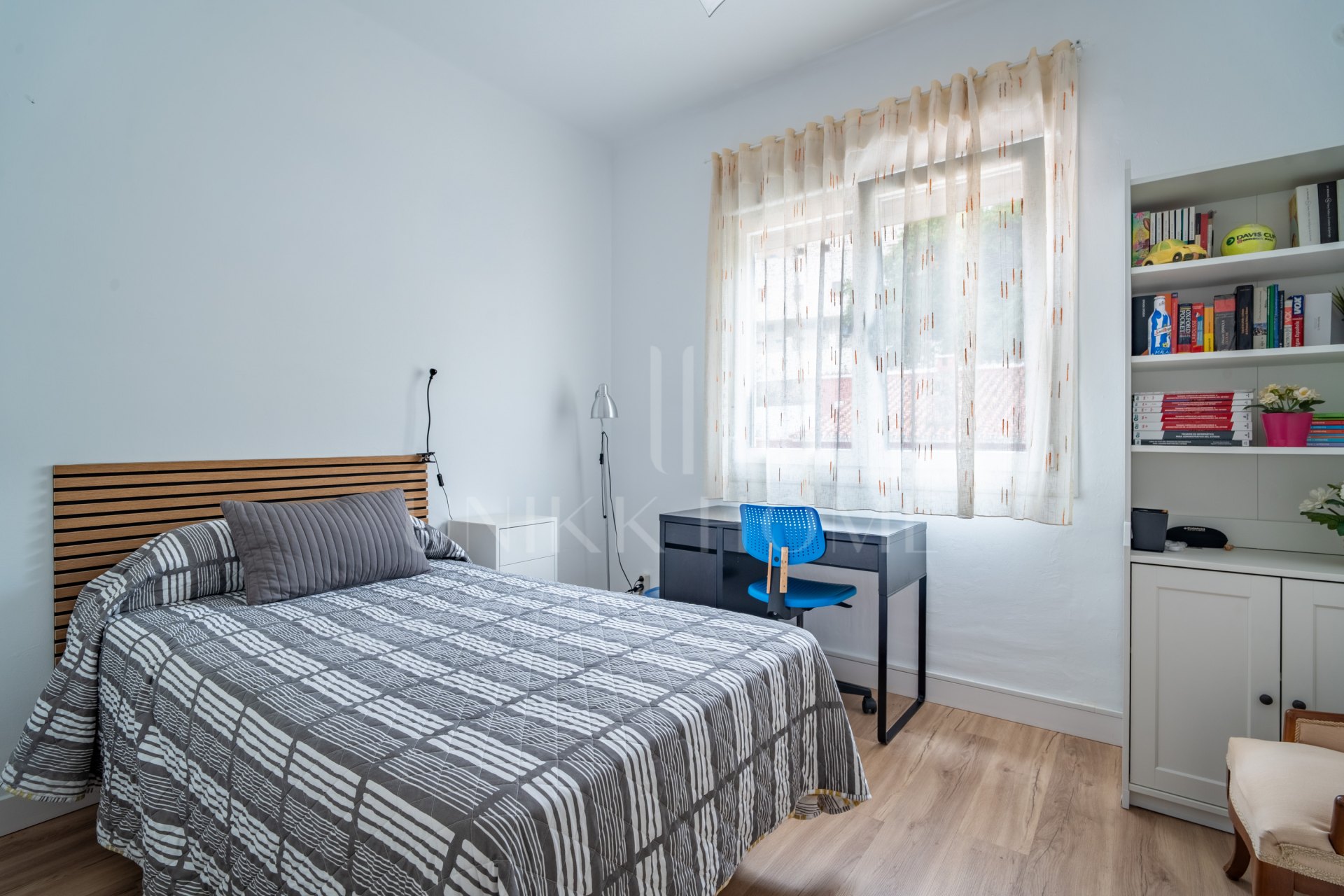 Spacious and bright 4-bedroom home on Paseo Miramar, El Limonar, with private parking and a lift