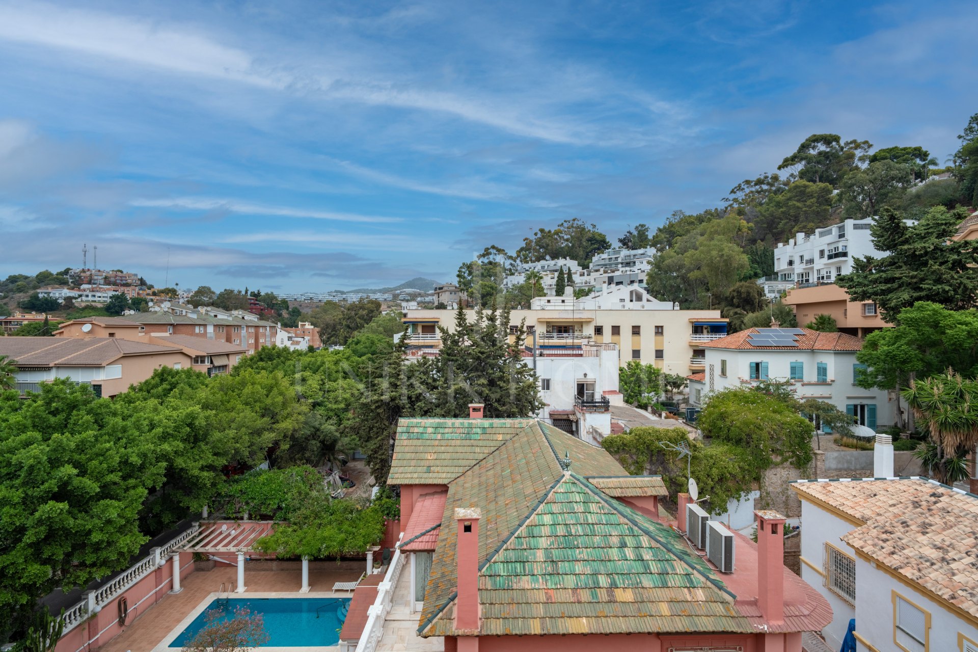 Spacious and bright 4-bedroom home on Paseo Miramar, El Limonar, with private parking and a lift