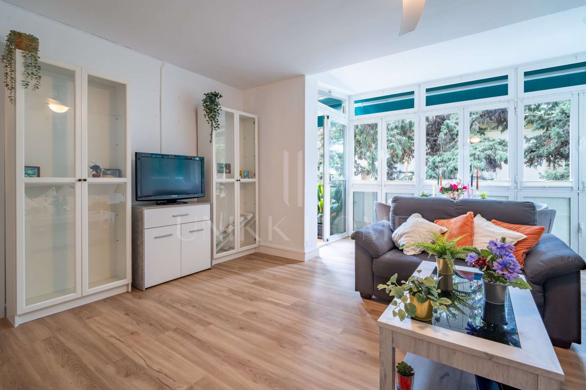 Spacious and bright 4-bedroom home on Paseo Miramar, El Limonar, with private parking and a lift