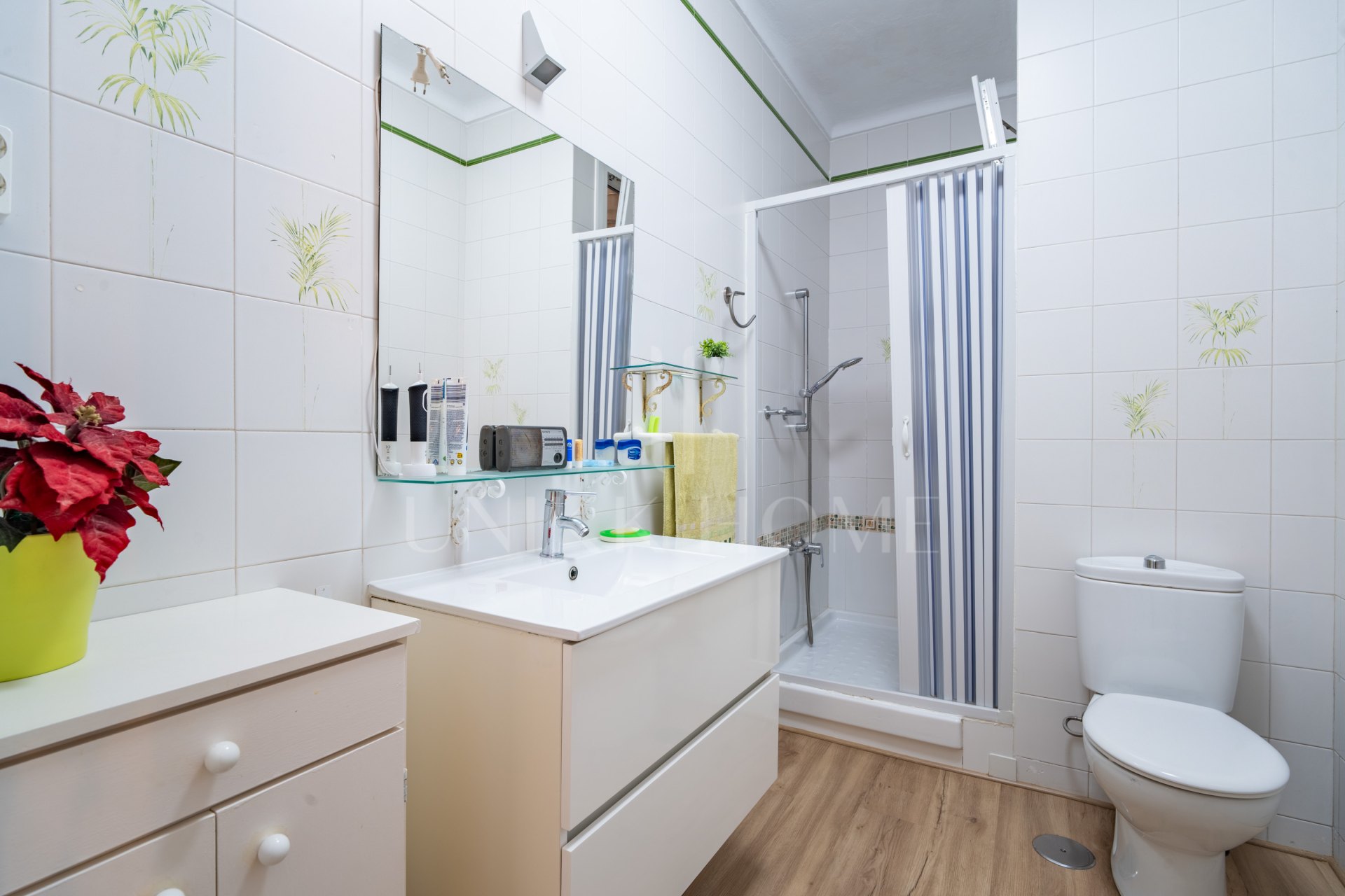 Spacious and bright 4-bedroom home on Paseo Miramar, El Limonar, with private parking and a lift