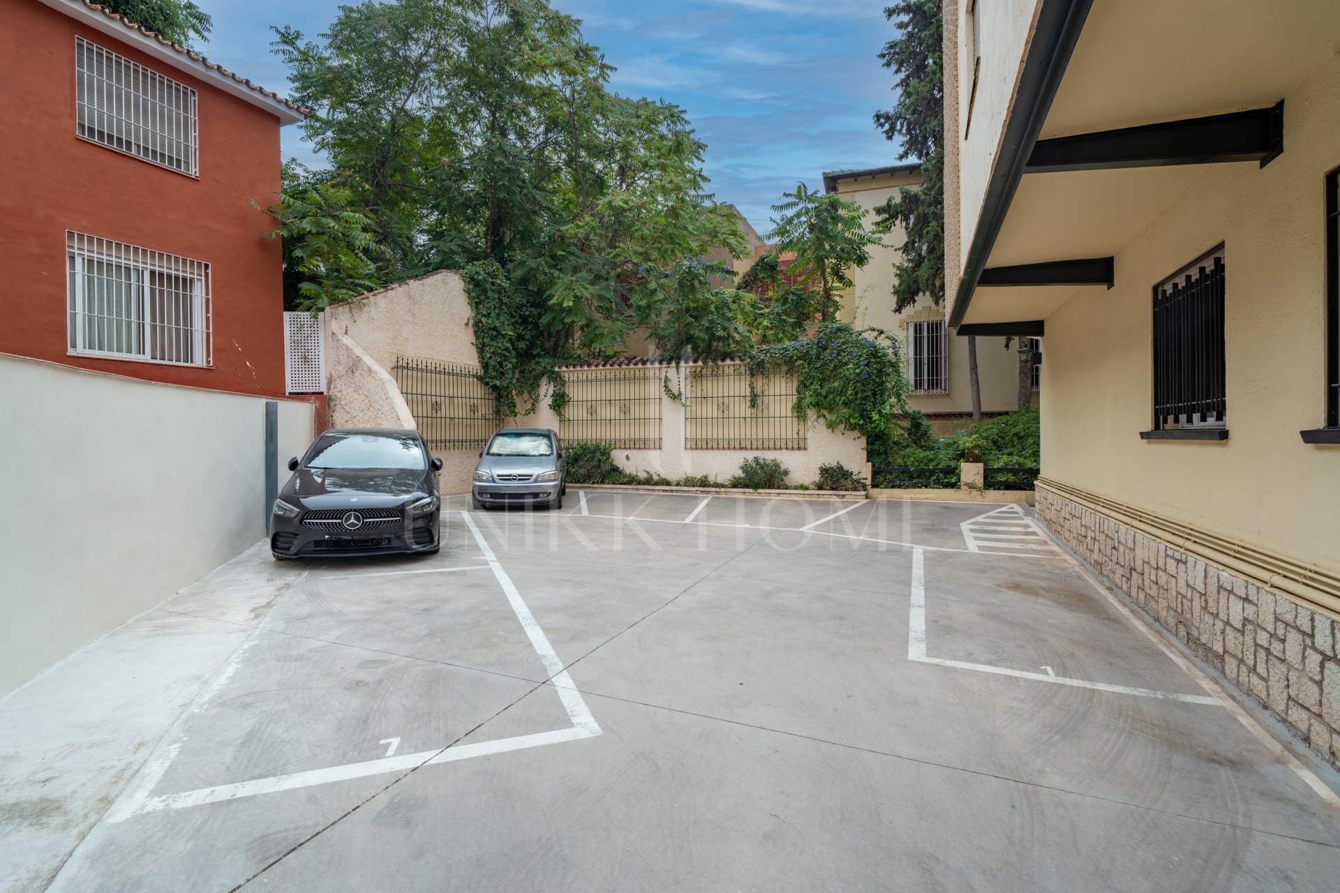 Spacious and bright 4-bedroom home on Paseo Miramar, El Limonar, with private parking and a lift