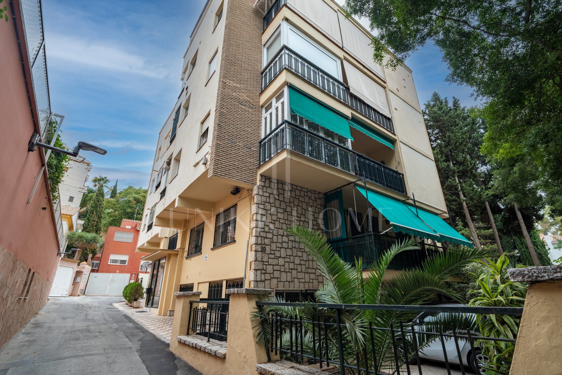 Spacious and bright 4-bedroom home on Paseo Miramar, El Limonar, with private parking and a lift