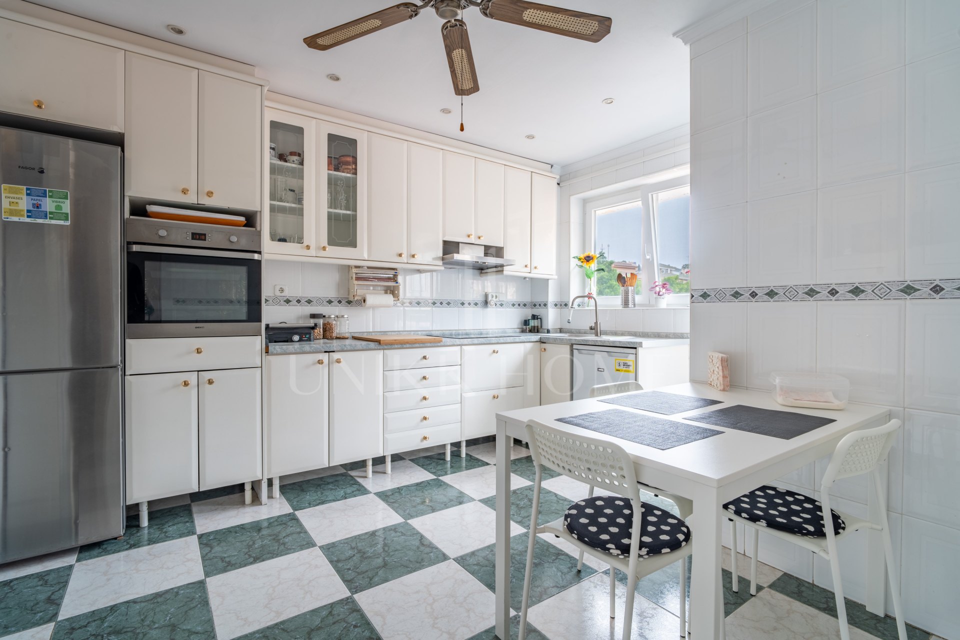 Spacious and bright 4-bedroom home on Paseo Miramar, El Limonar, with private parking and a lift