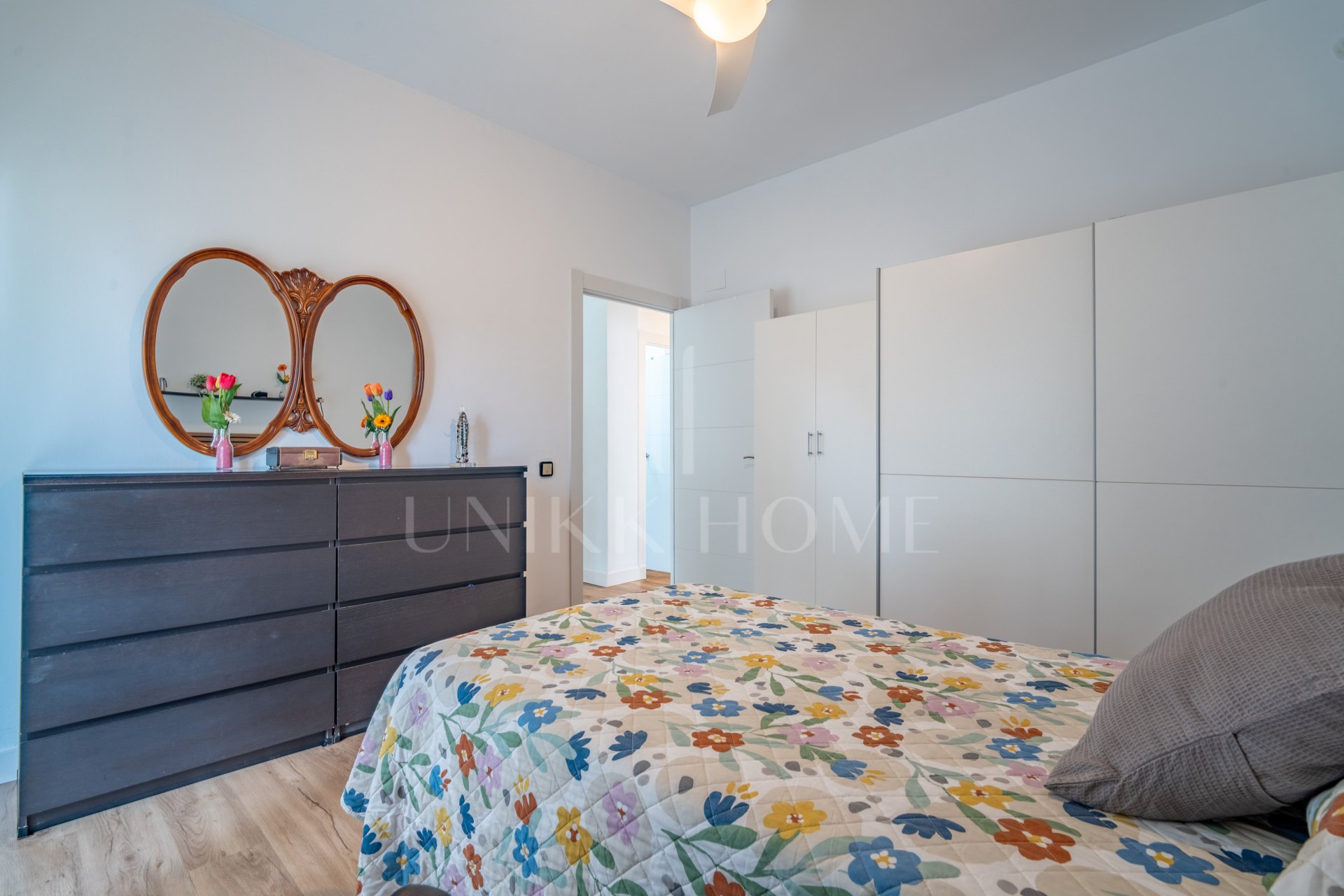 Spacious and bright 4-bedroom home on Paseo Miramar, El Limonar, with private parking and a lift