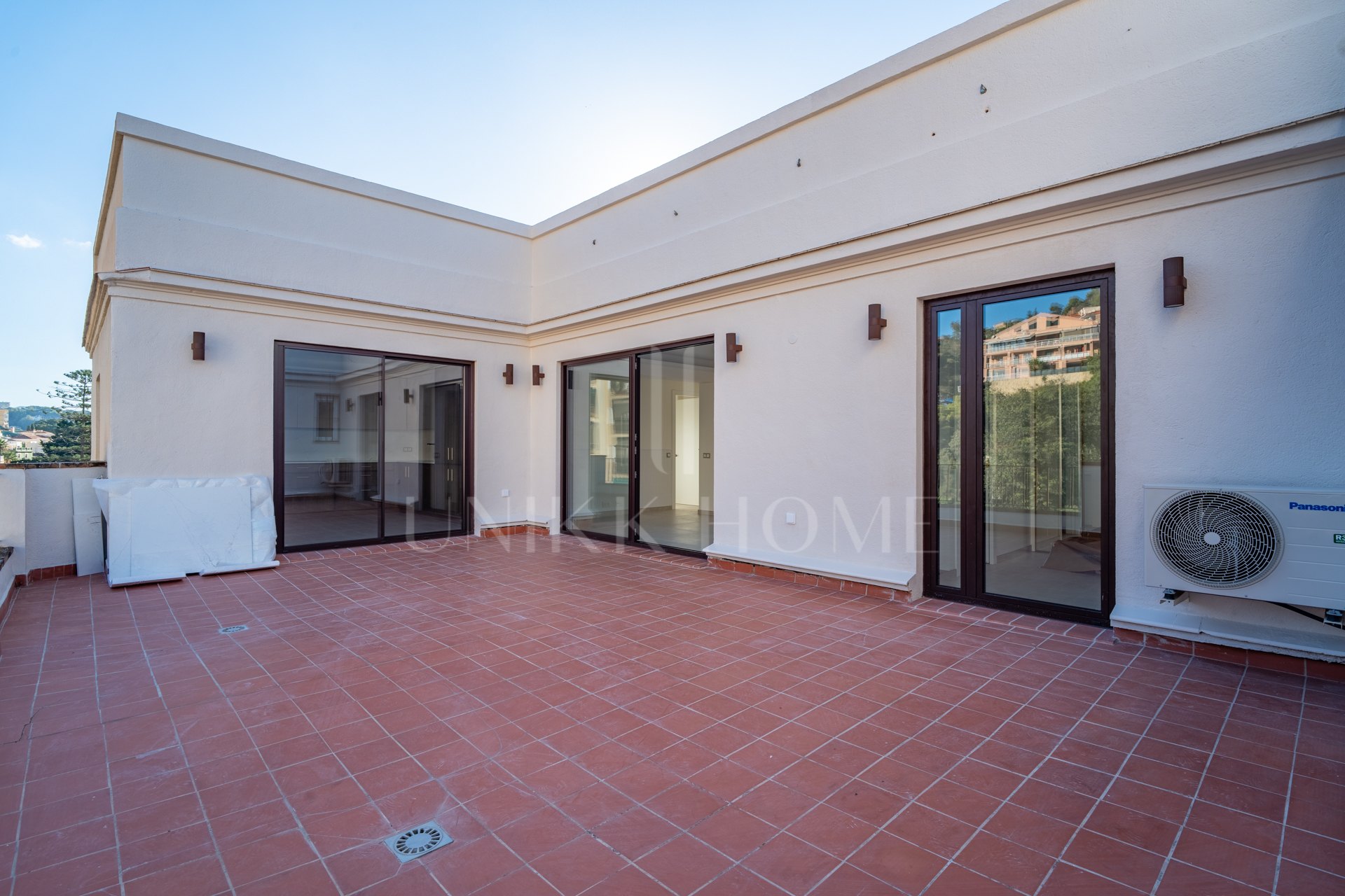 Bright Apartment with Large Terrace Near the Sea