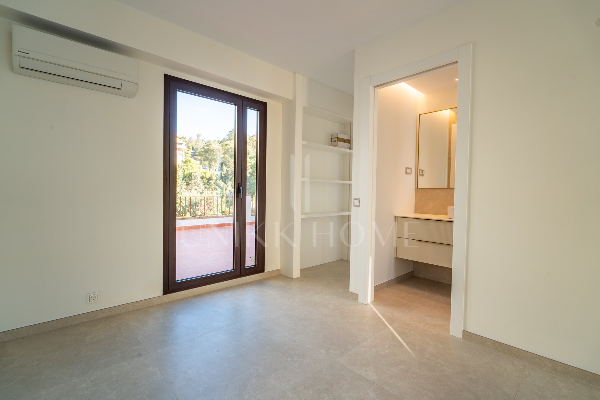 Bright Apartment with Large Terrace Near the Sea