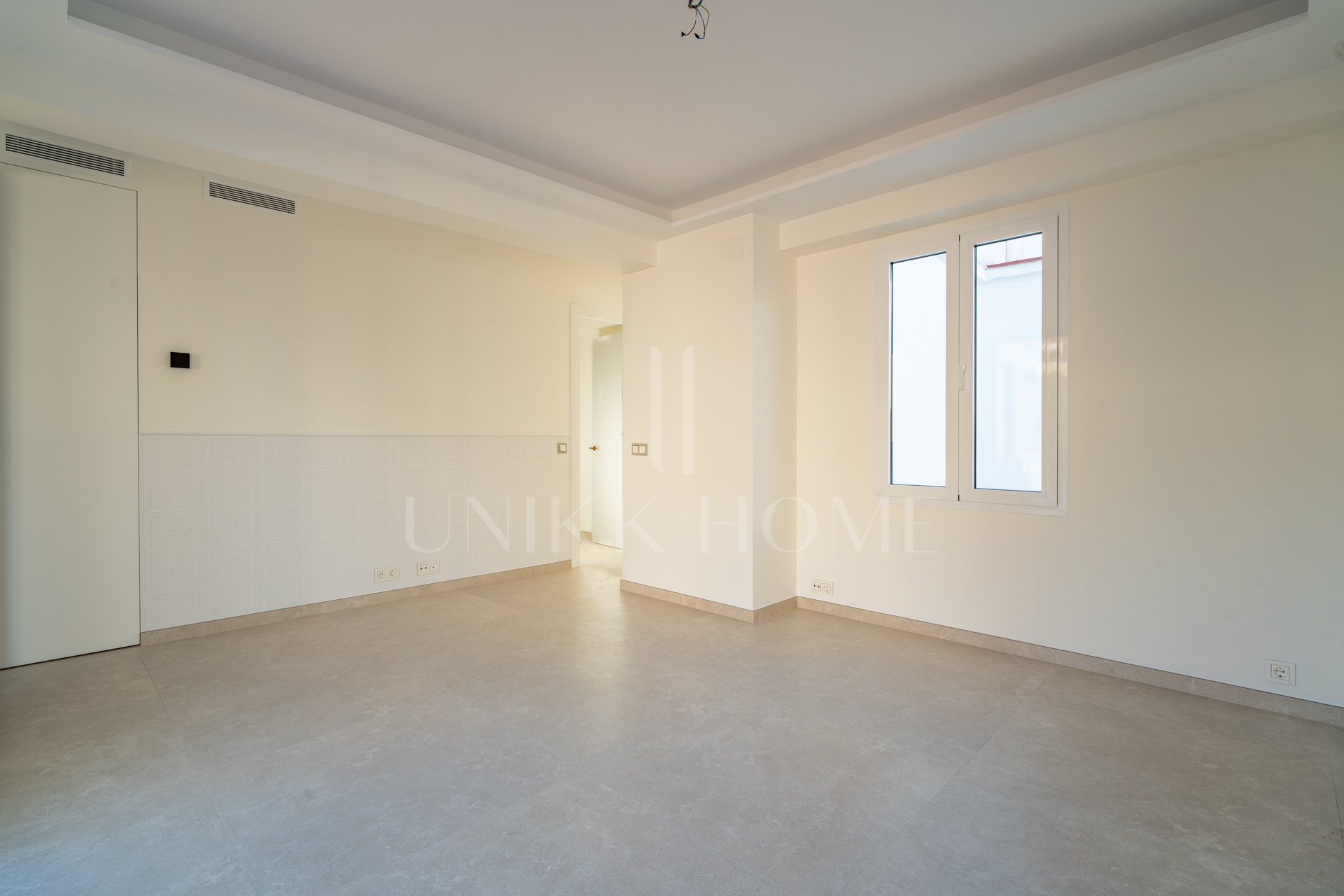 Bright Apartment with Large Terrace Near the Sea