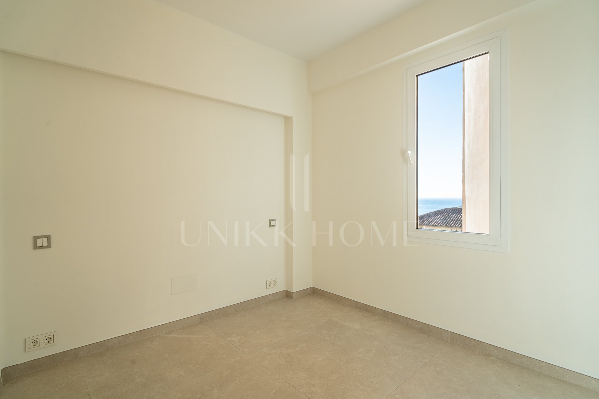 Bright Apartment with Large Terrace Near the Sea