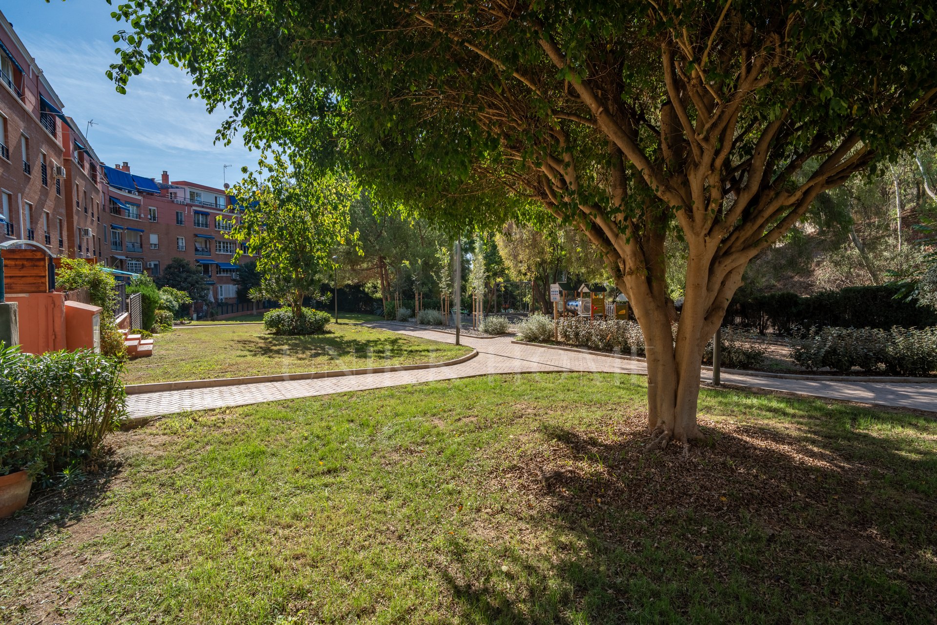 Magnífico dúplex reformado de 4 dormitorios, amplia terraza, vistas a jardines, piscina y garaje en Cerrado de Calderón.