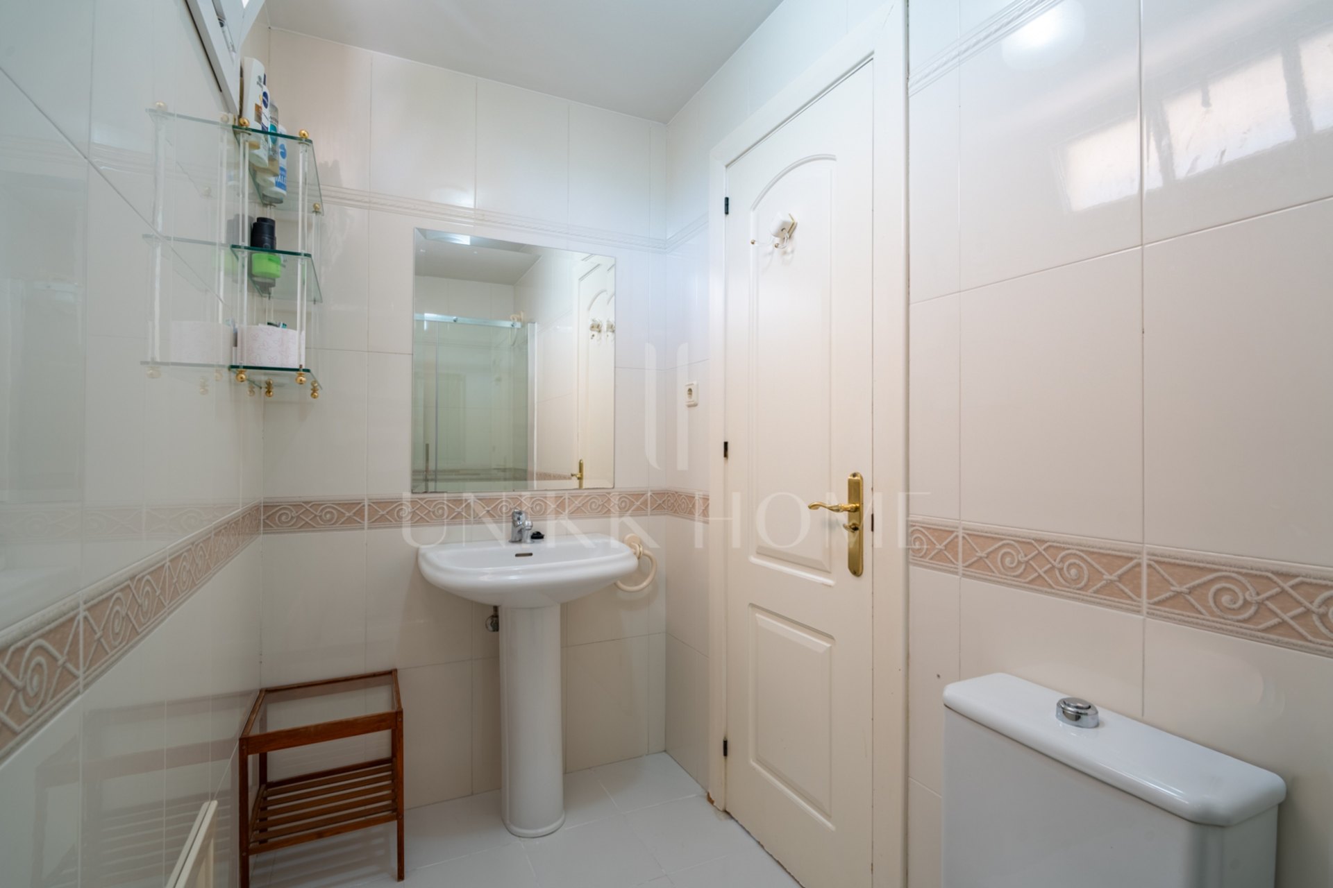 Te presentamos este magnífico chalet adosado de 353 m² construidos, ubicado en una de las zonas residenciales más demandadas de Parque Clavero, dentro de un recinto cerrado con jardines y piscina comunitaria, perfecto para disfrutar de un entorno tranquil