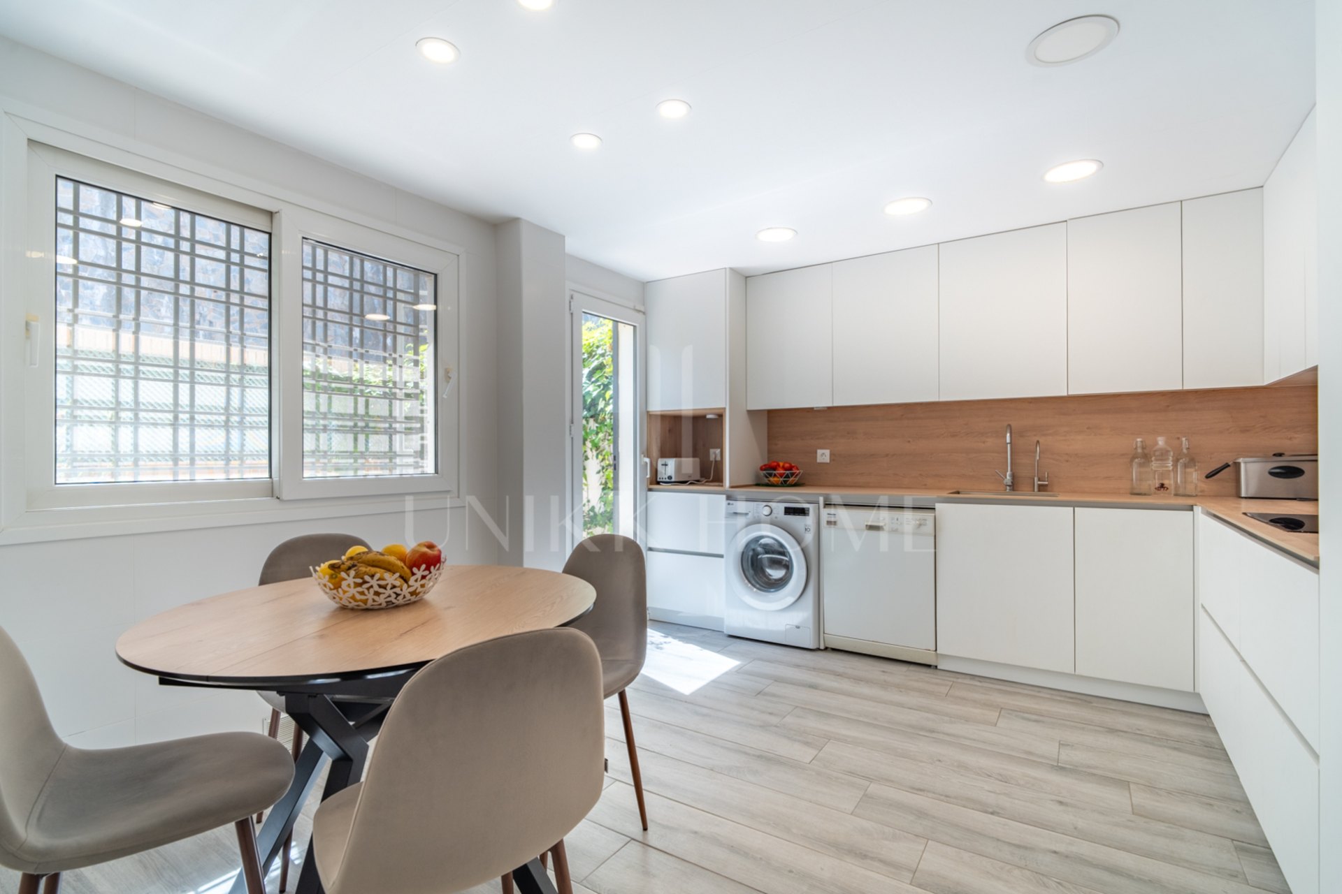 Te presentamos este magnífico chalet adosado de 353 m² construidos, ubicado en una de las zonas residenciales más demandadas de Parque Clavero, dentro de un recinto cerrado con jardines y piscina comunitaria, perfecto para disfrutar de un entorno tranquil