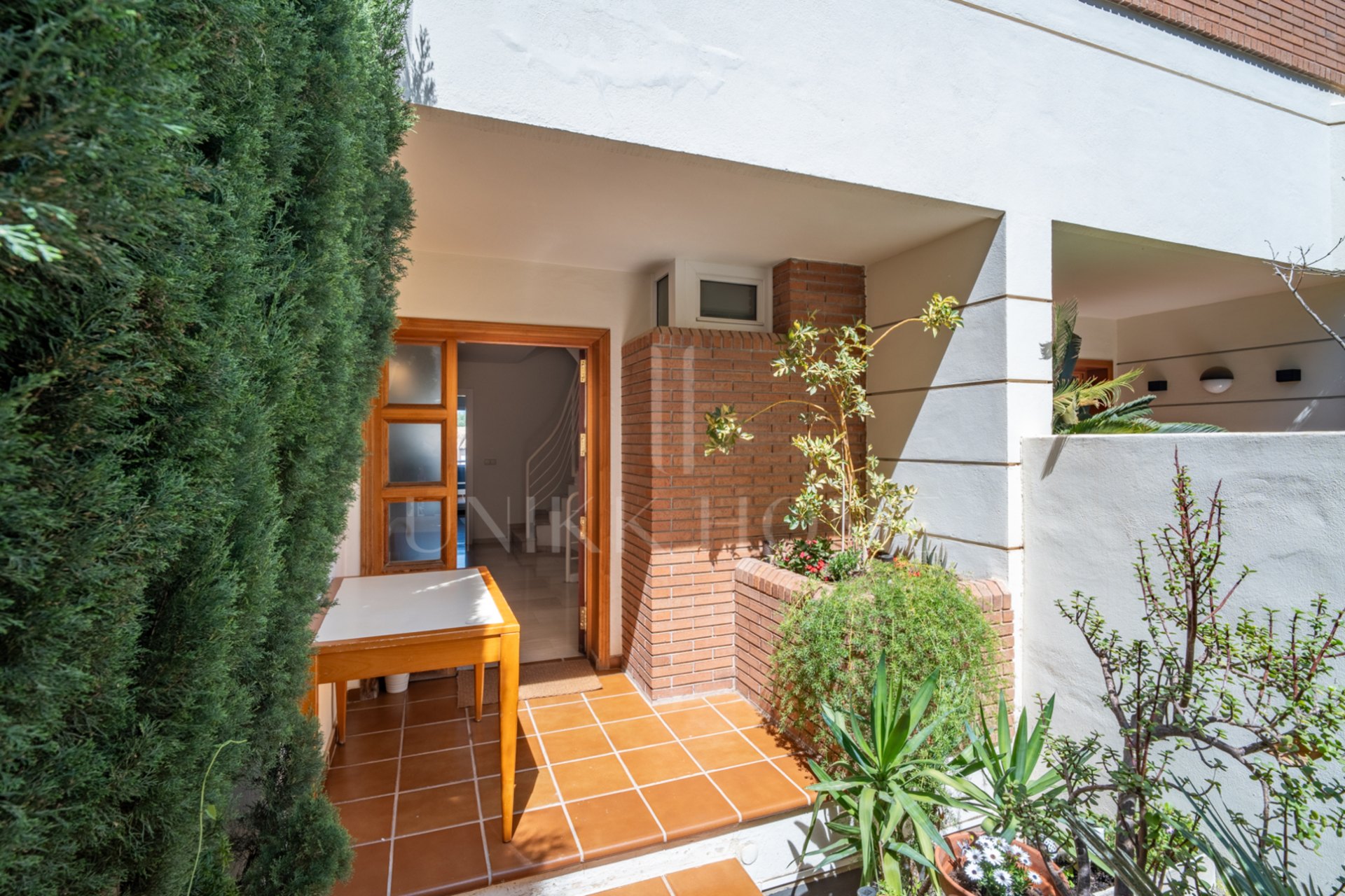 Te presentamos este magnífico chalet adosado de 353 m² construidos, ubicado en una de las zonas residenciales más demandadas de Parque Clavero, dentro de un recinto cerrado con jardines y piscina comunitaria, perfecto para disfrutar de un entorno tranquil
