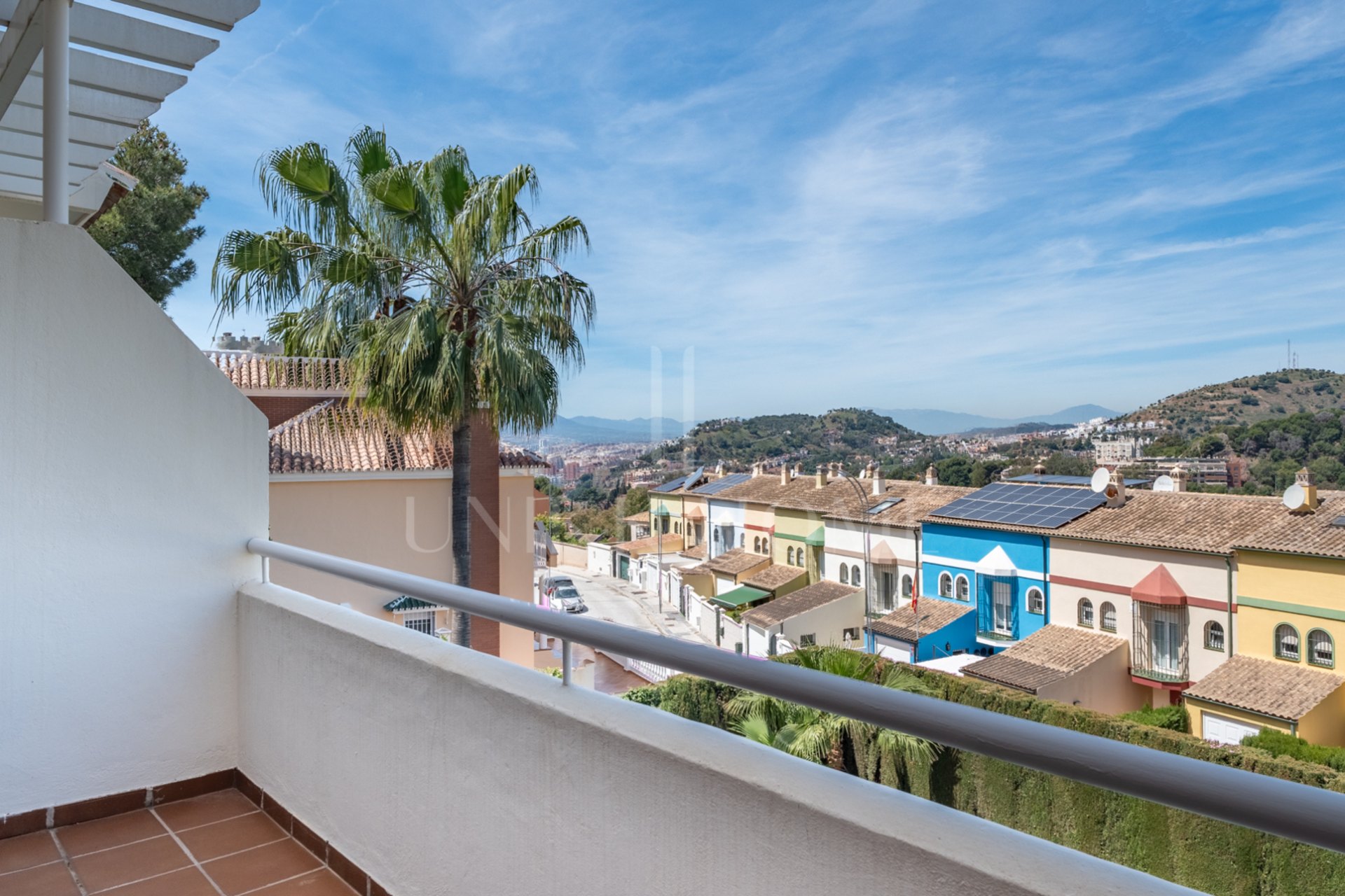Te presentamos este magnífico chalet adosado de 353 m² construidos, ubicado en una de las zonas residenciales más demandadas de Parque Clavero, dentro de un recinto cerrado con jardines y piscina comunitaria, perfecto para disfrutar de un entorno tranquil