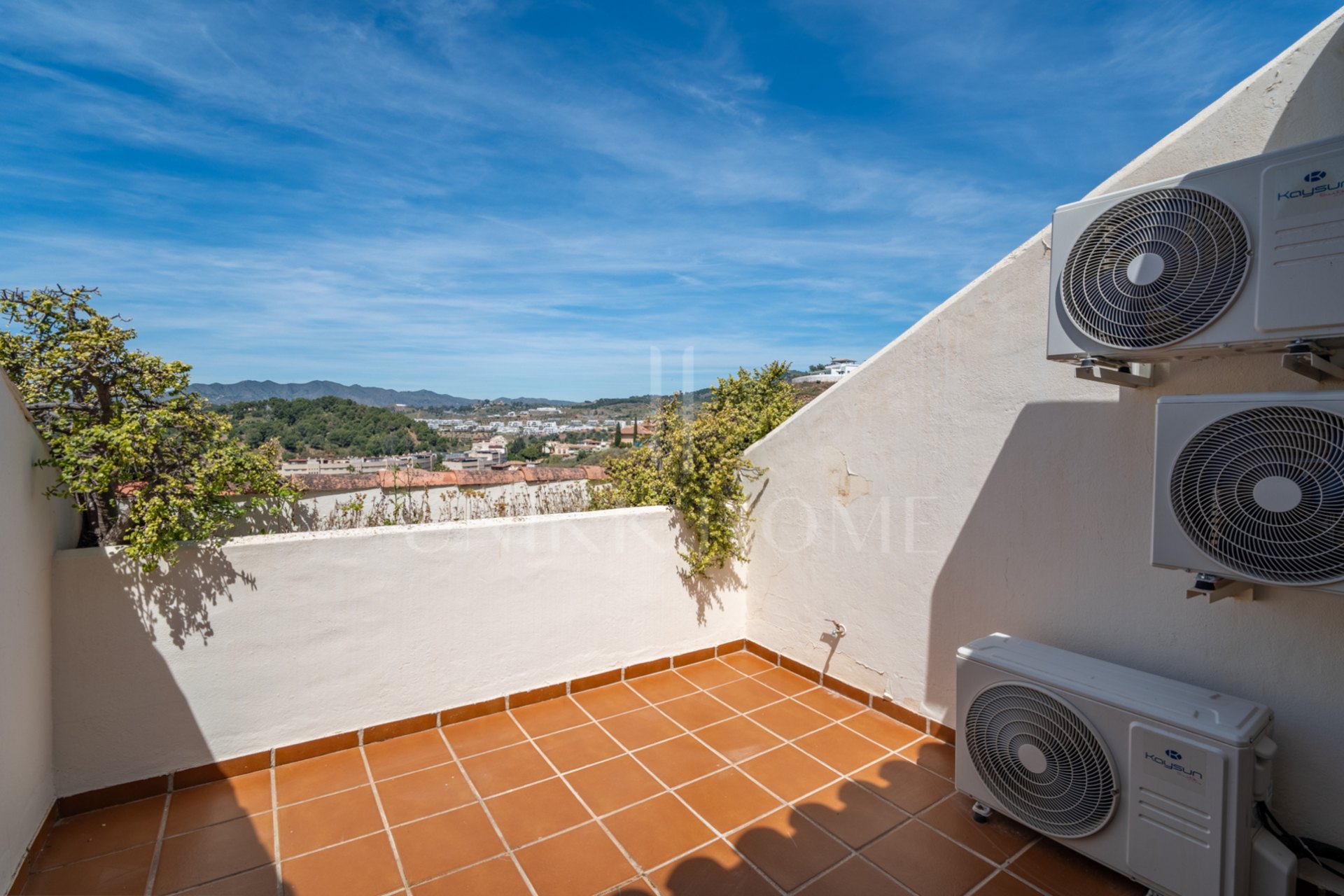 Te presentamos este magnífico chalet adosado de 353 m² construidos, ubicado en una de las zonas residenciales más demandadas de Parque Clavero, dentro de un recinto cerrado con jardines y piscina comunitaria, perfecto para disfrutar de un entorno tranquil