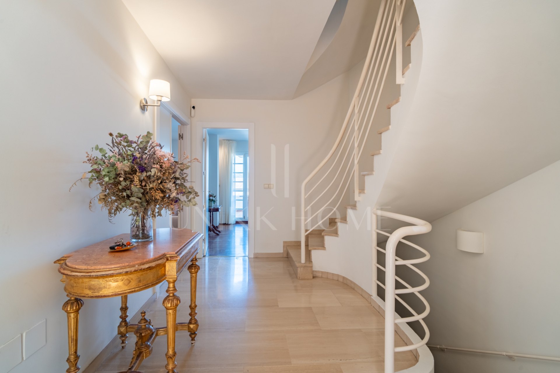 Te presentamos este magnífico chalet adosado de 353 m² construidos, ubicado en una de las zonas residenciales más demandadas de Parque Clavero, dentro de un recinto cerrado con jardines y piscina comunitaria, perfecto para disfrutar de un entorno tranquil
