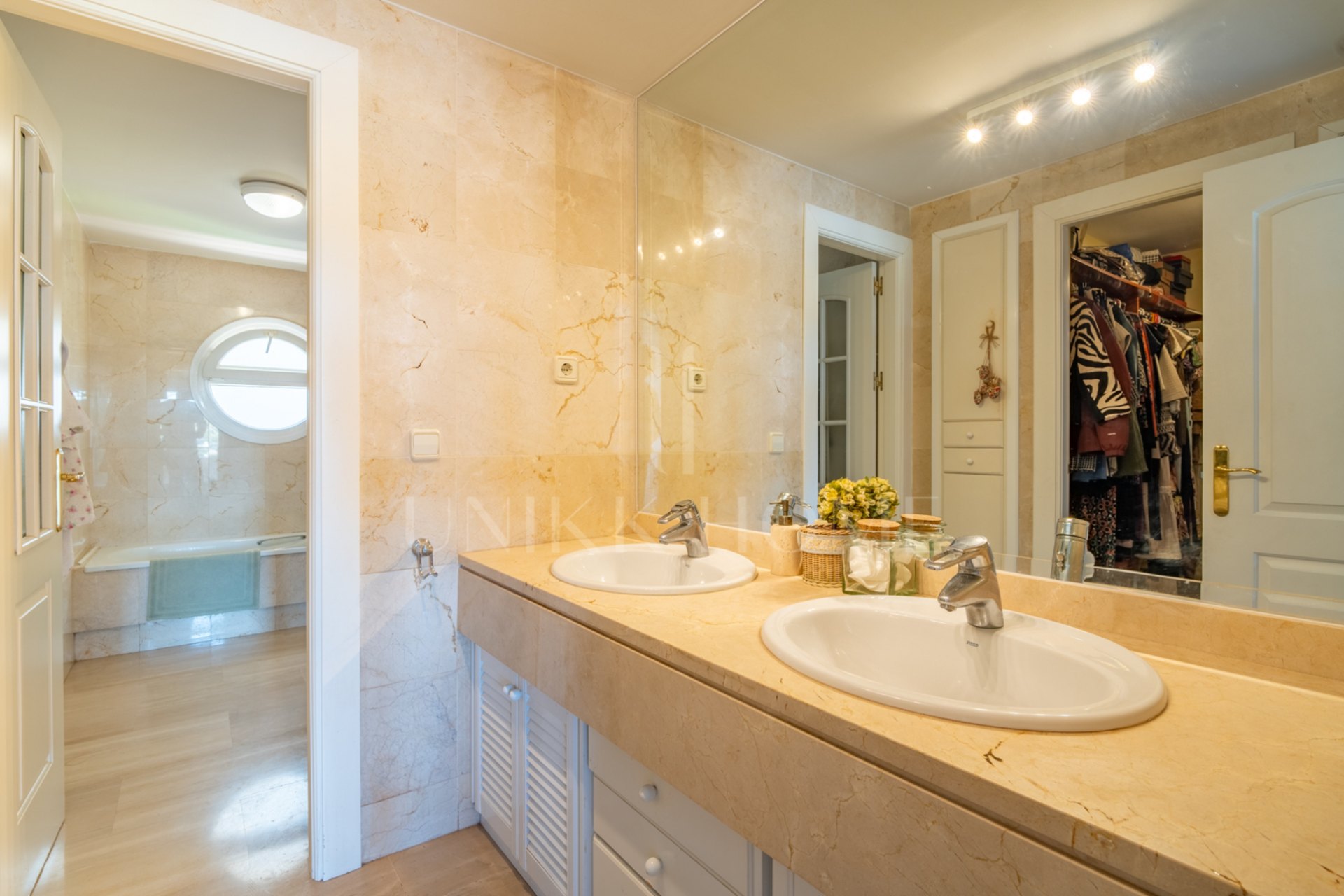 Te presentamos este magnífico chalet adosado de 353 m² construidos, ubicado en una de las zonas residenciales más demandadas de Parque Clavero, dentro de un recinto cerrado con jardines y piscina comunitaria, perfecto para disfrutar de un entorno tranquil