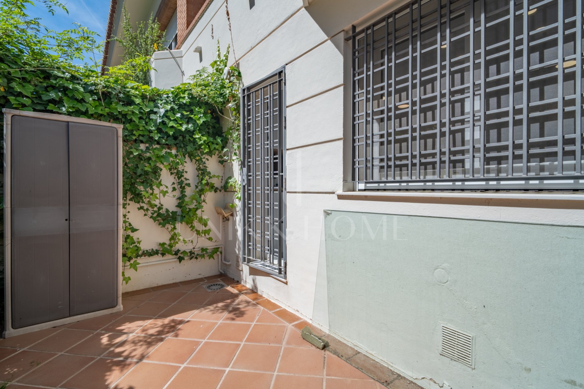 Te presentamos este magnífico chalet adosado de 353 m² construidos, ubicado en una de las zonas residenciales más demandadas de Parque Clavero, dentro de un recinto cerrado con jardines y piscina comunitaria, perfecto para disfrutar de un entorno tranquil