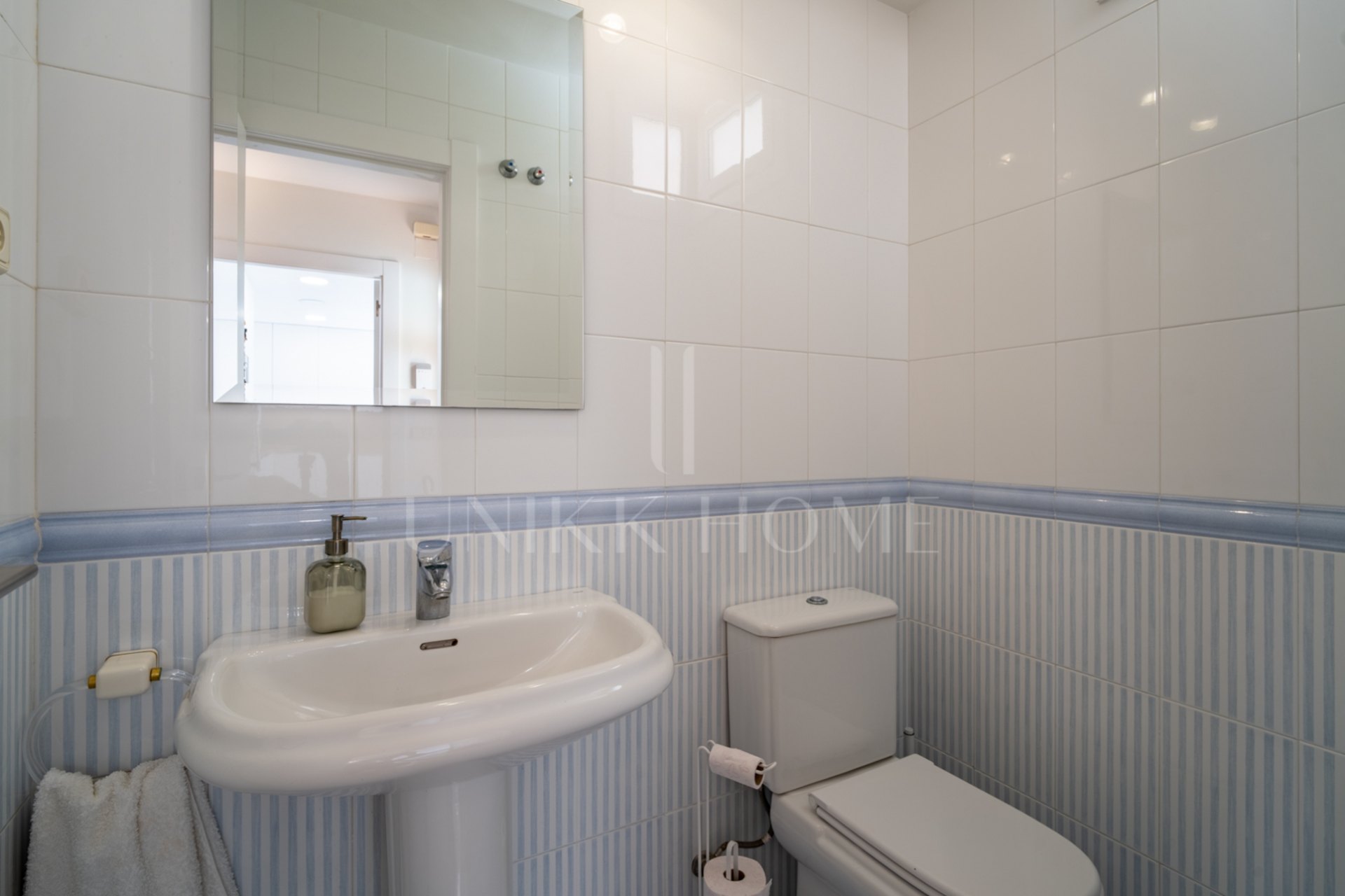 Te presentamos este magnífico chalet adosado de 353 m² construidos, ubicado en una de las zonas residenciales más demandadas de Parque Clavero, dentro de un recinto cerrado con jardines y piscina comunitaria, perfecto para disfrutar de un entorno tranquil