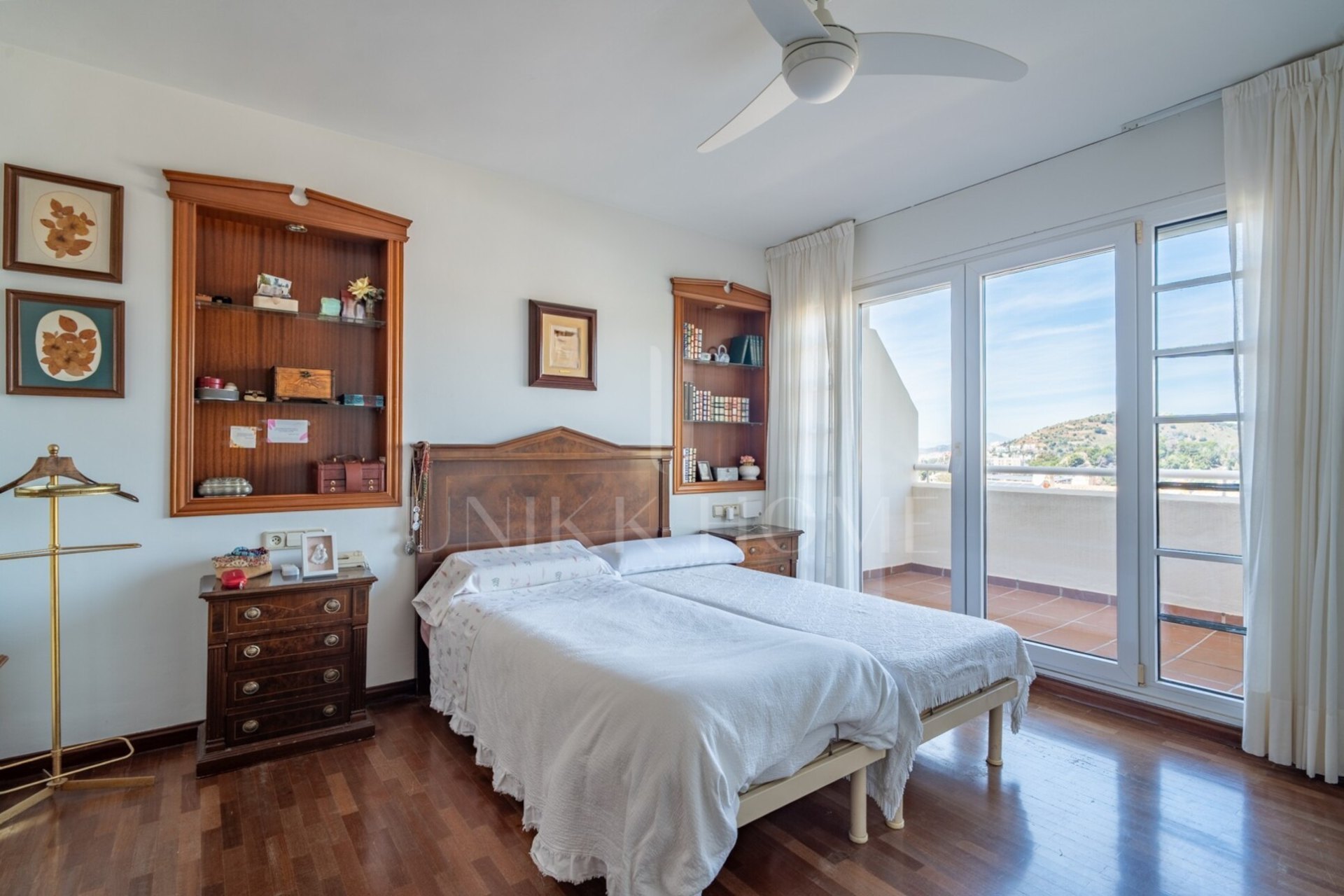 Te presentamos este magnífico chalet adosado de 353 m² construidos, ubicado en una de las zonas residenciales más demandadas de Parque Clavero, dentro de un recinto cerrado con jardines y piscina comunitaria, perfecto para disfrutar de un entorno tranquil