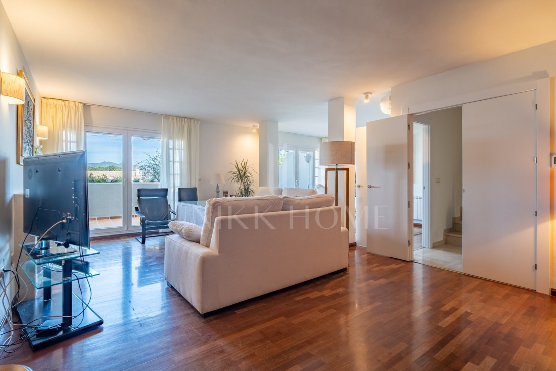 Te presentamos este magnífico chalet adosado de 353 m² construidos, ubicado en una de las zonas residenciales más demandadas de Parque Clavero, dentro de un recinto cerrado con jardines y piscina comunitaria, perfecto para disfrutar de un entorno tranquil