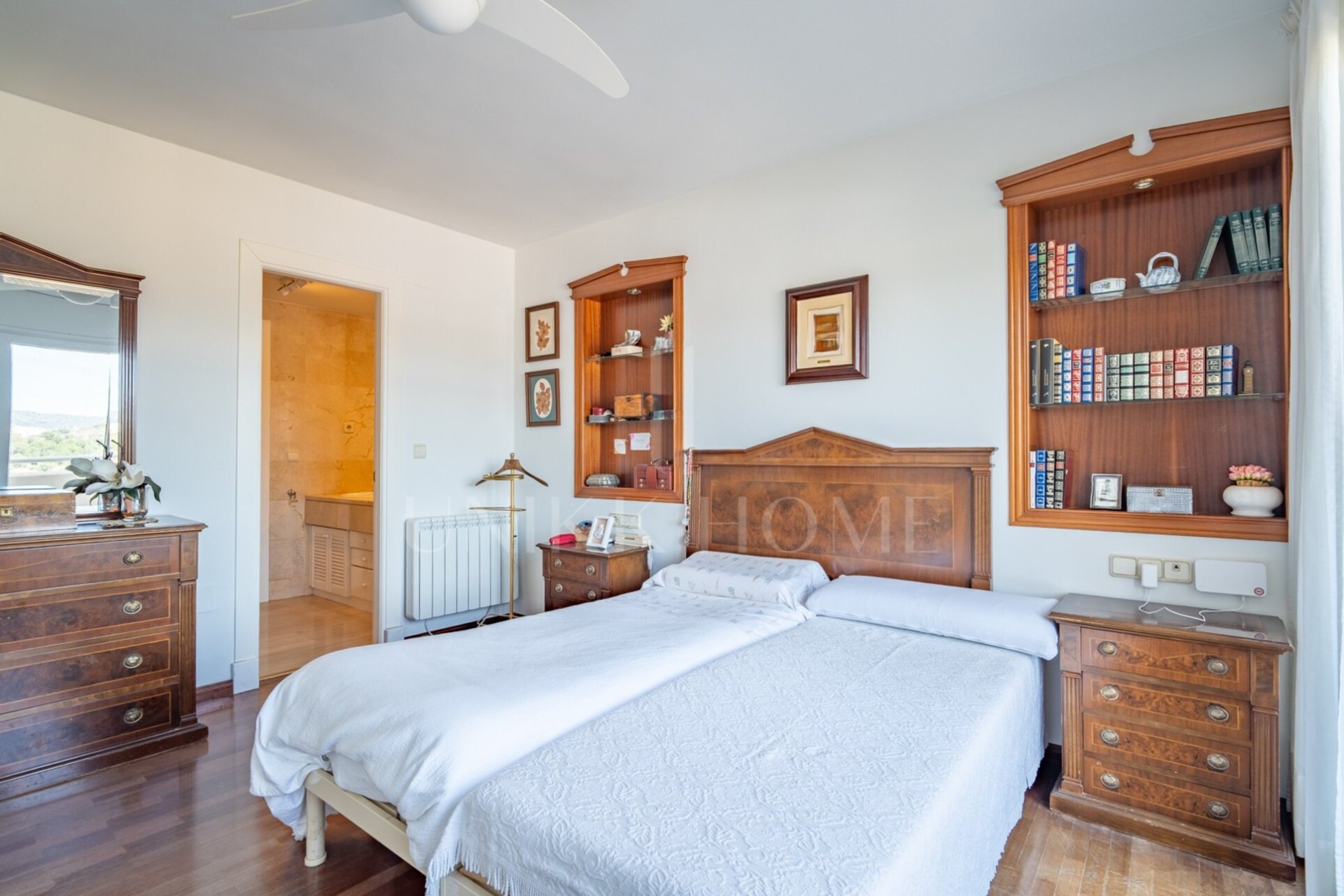 Te presentamos este magnífico chalet adosado de 353 m² construidos, ubicado en una de las zonas residenciales más demandadas de Parque Clavero, dentro de un recinto cerrado con jardines y piscina comunitaria, perfecto para disfrutar de un entorno tranquil