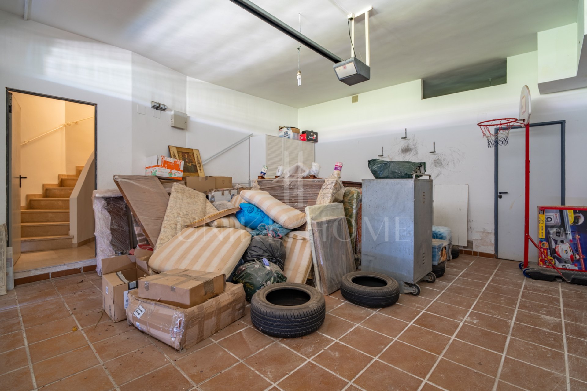 Te presentamos este magnífico chalet adosado de 353 m² construidos, ubicado en una de las zonas residenciales más demandadas de Parque Clavero, dentro de un recinto cerrado con jardines y piscina comunitaria, perfecto para disfrutar de un entorno tranquil