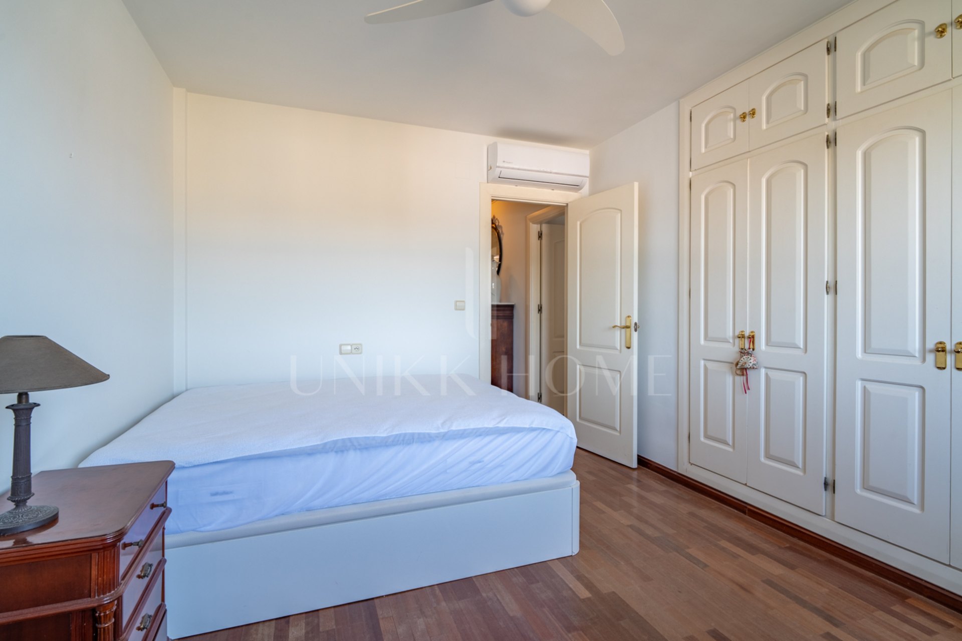 Te presentamos este magnífico chalet adosado de 353 m² construidos, ubicado en una de las zonas residenciales más demandadas de Parque Clavero, dentro de un recinto cerrado con jardines y piscina comunitaria, perfecto para disfrutar de un entorno tranquil