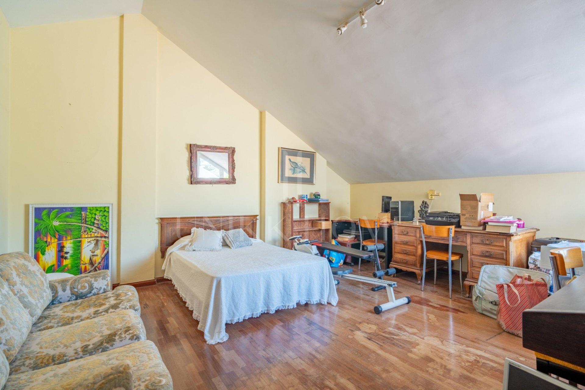 Te presentamos este magnífico chalet adosado de 353 m² construidos, ubicado en una de las zonas residenciales más demandadas de Parque Clavero, dentro de un recinto cerrado con jardines y piscina comunitaria, perfecto para disfrutar de un entorno tranquil