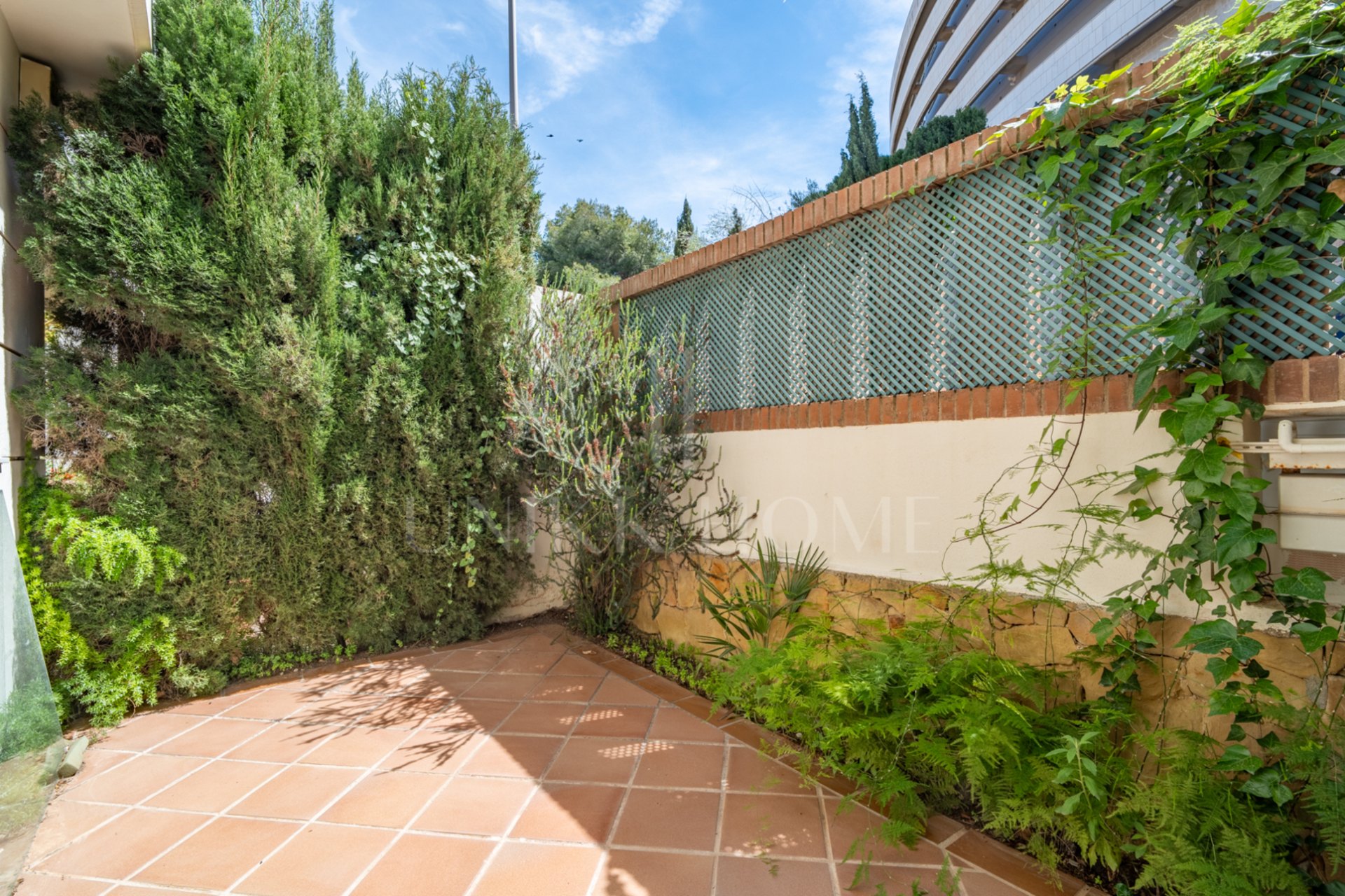 Te presentamos este magnífico chalet adosado de 353 m² construidos, ubicado en una de las zonas residenciales más demandadas de Parque Clavero, dentro de un recinto cerrado con jardines y piscina comunitaria, perfecto para disfrutar de un entorno tranquil