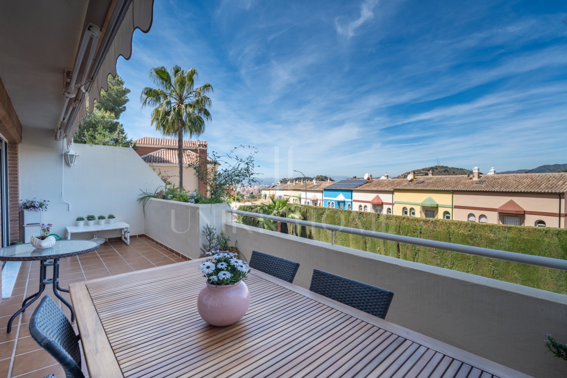 Te presentamos este magnífico chalet adosado de 353 m² construidos, ubicado en una de las zonas residenciales más demandadas de Parque Clavero, dentro de un recinto cerrado con jardines y piscina comunitaria, perfecto para disfrutar de un entorno tranquil
