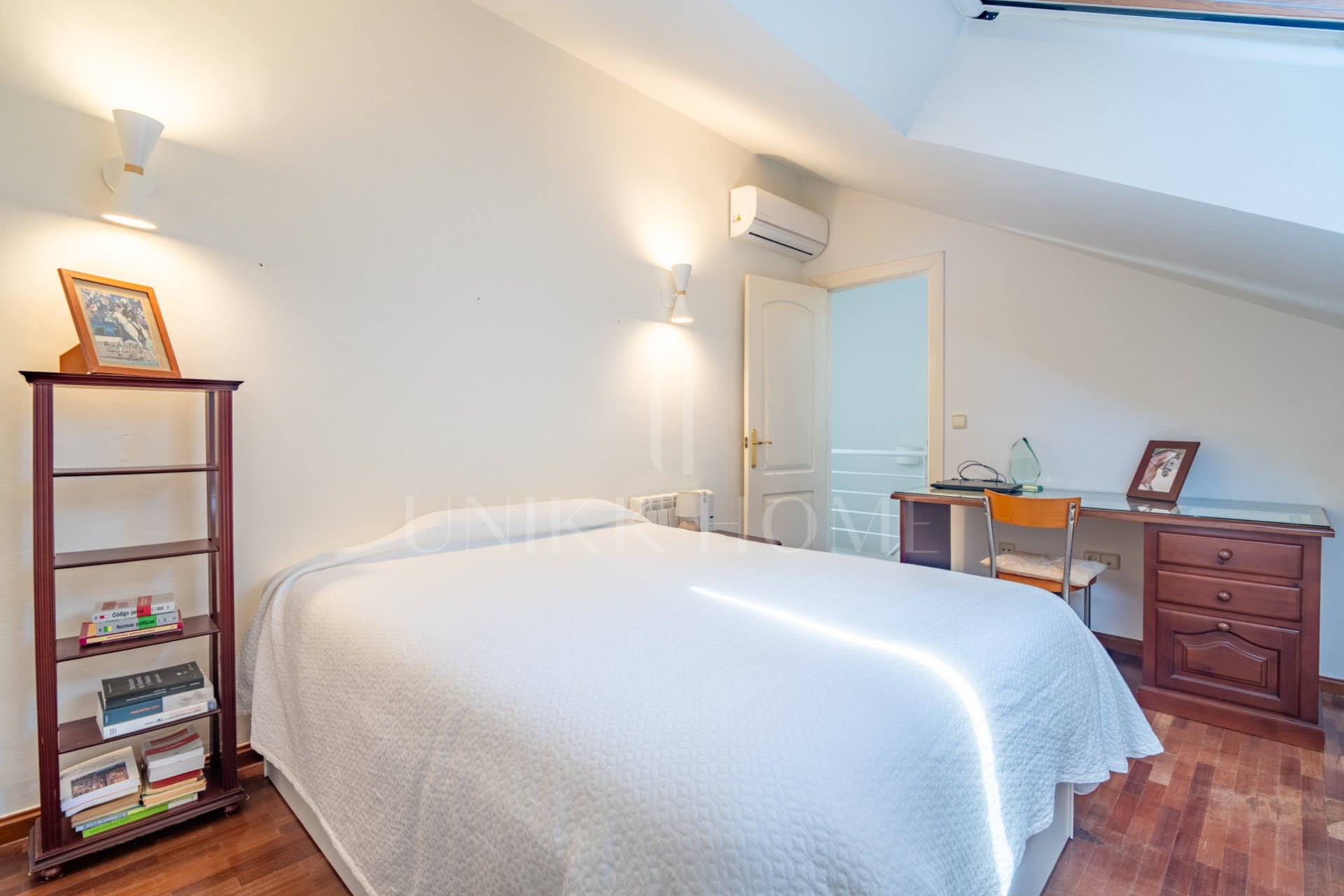 Te presentamos este magnífico chalet adosado de 353 m² construidos, ubicado en una de las zonas residenciales más demandadas de Parque Clavero, dentro de un recinto cerrado con jardines y piscina comunitaria, perfecto para disfrutar de un entorno tranquil