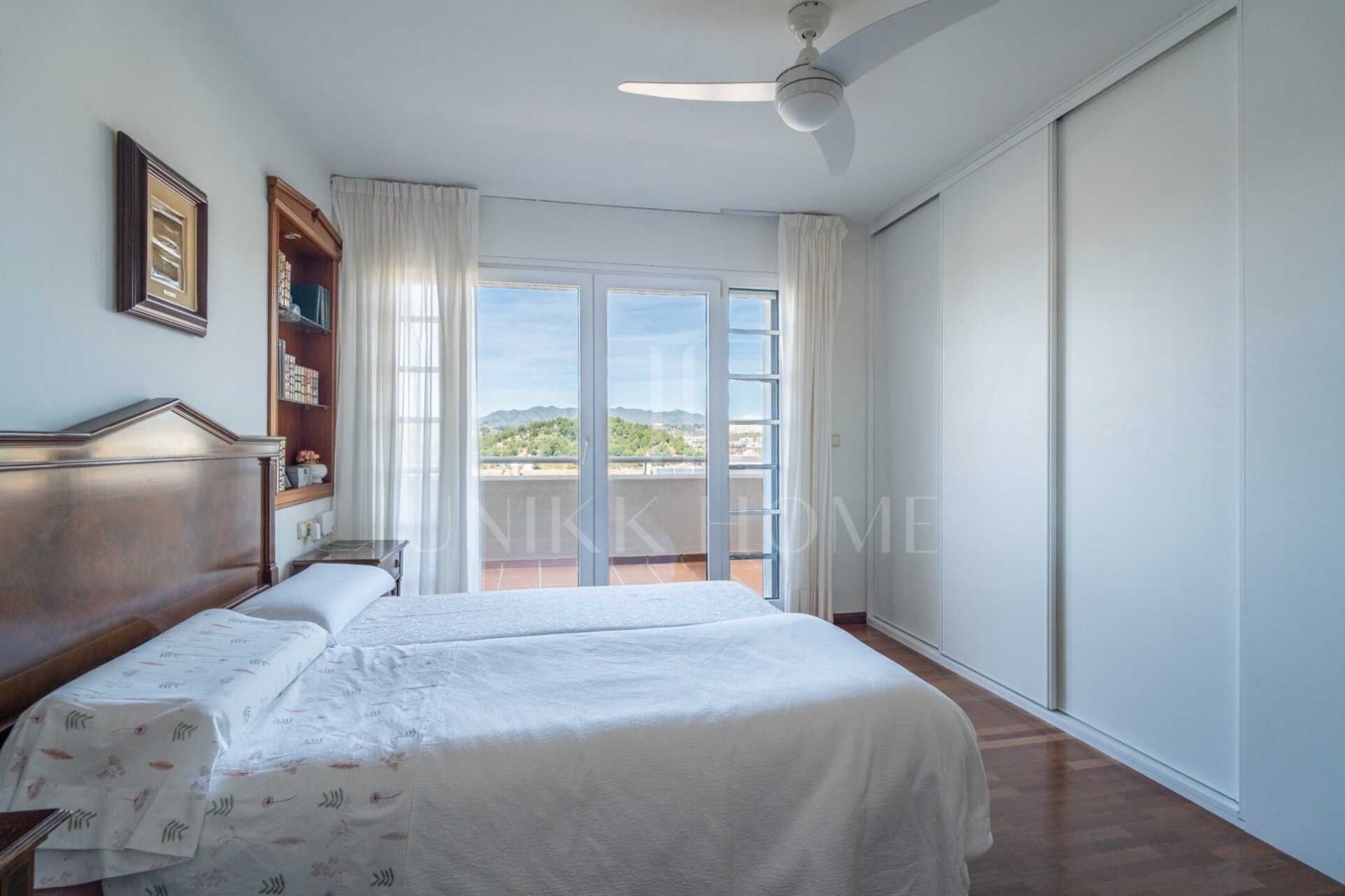 Te presentamos este magnífico chalet adosado de 353 m² construidos, ubicado en una de las zonas residenciales más demandadas de Parque Clavero, dentro de un recinto cerrado con jardines y piscina comunitaria, perfecto para disfrutar de un entorno tranquil