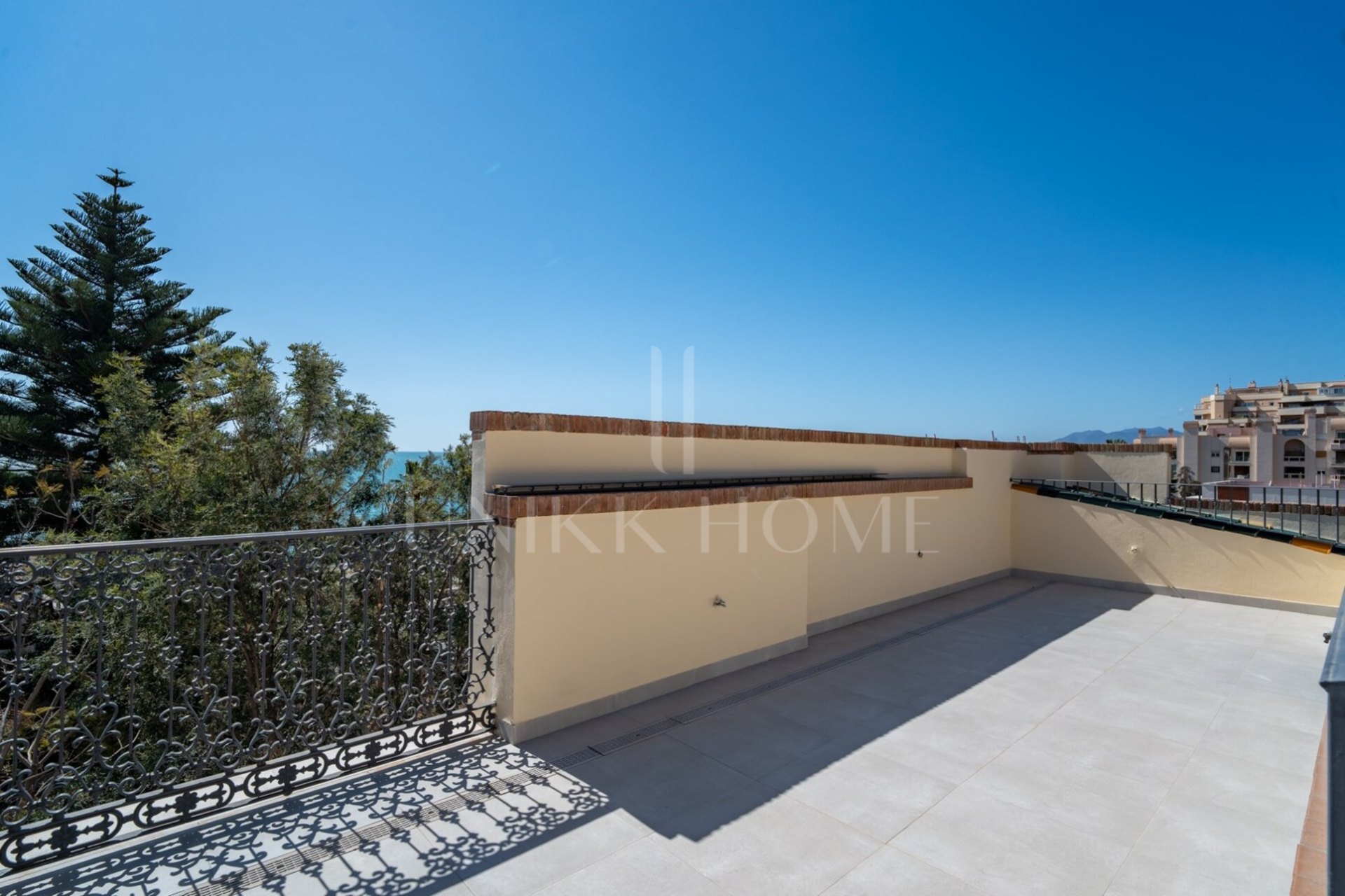 Exclusive luxury duplex in the historic palace of the Paseo de Sancha Discover a unique home in Malaga: a spectacular luxury duplex, completely renovated, located in a majestic palace of the early twentieth century designed by the renowned arqu