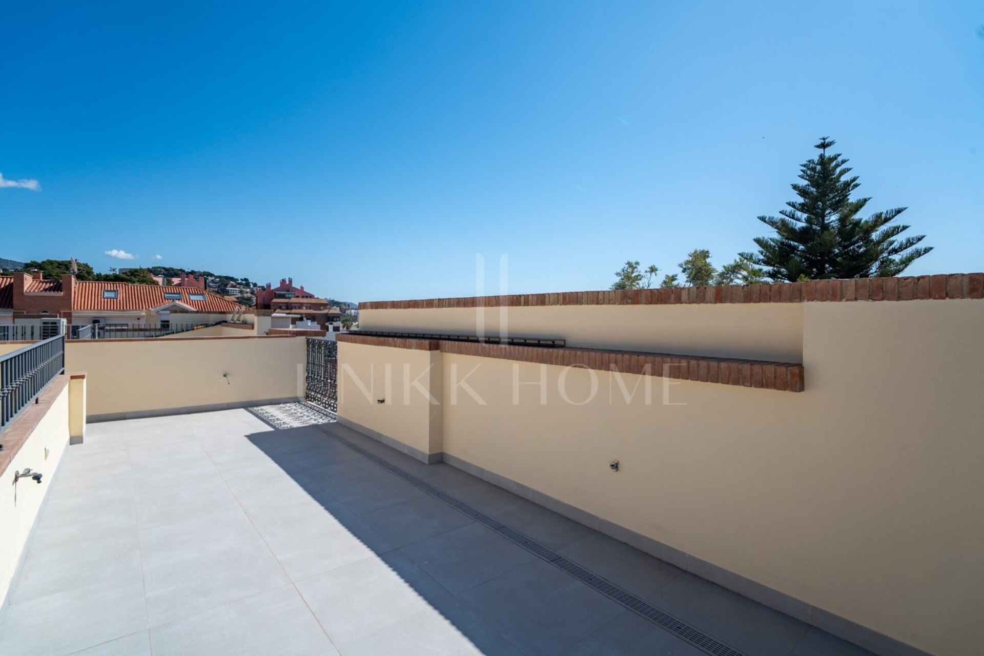 Exclusive luxury duplex in the historic palace of the Paseo de Sancha Discover a unique home in Malaga: a spectacular luxury duplex, completely renovated, located in a majestic palace of the early twentieth century designed by the renowned arqu